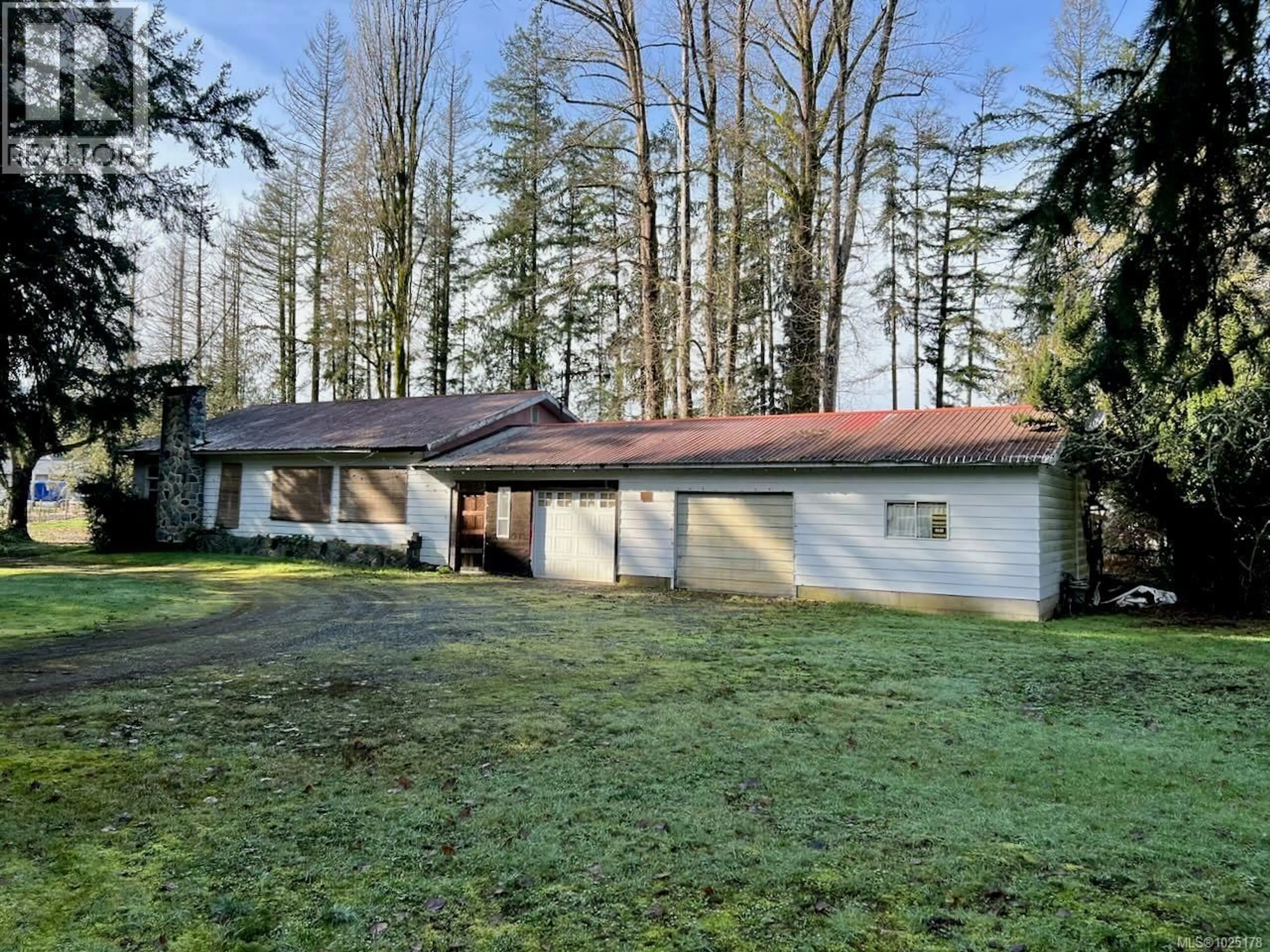 A pic from outside/outdoor area/front of a property/back of a property/a pic from drone, unknown for 13270 CEDAR ROAD, Ladysmith British Columbia V9G1H8