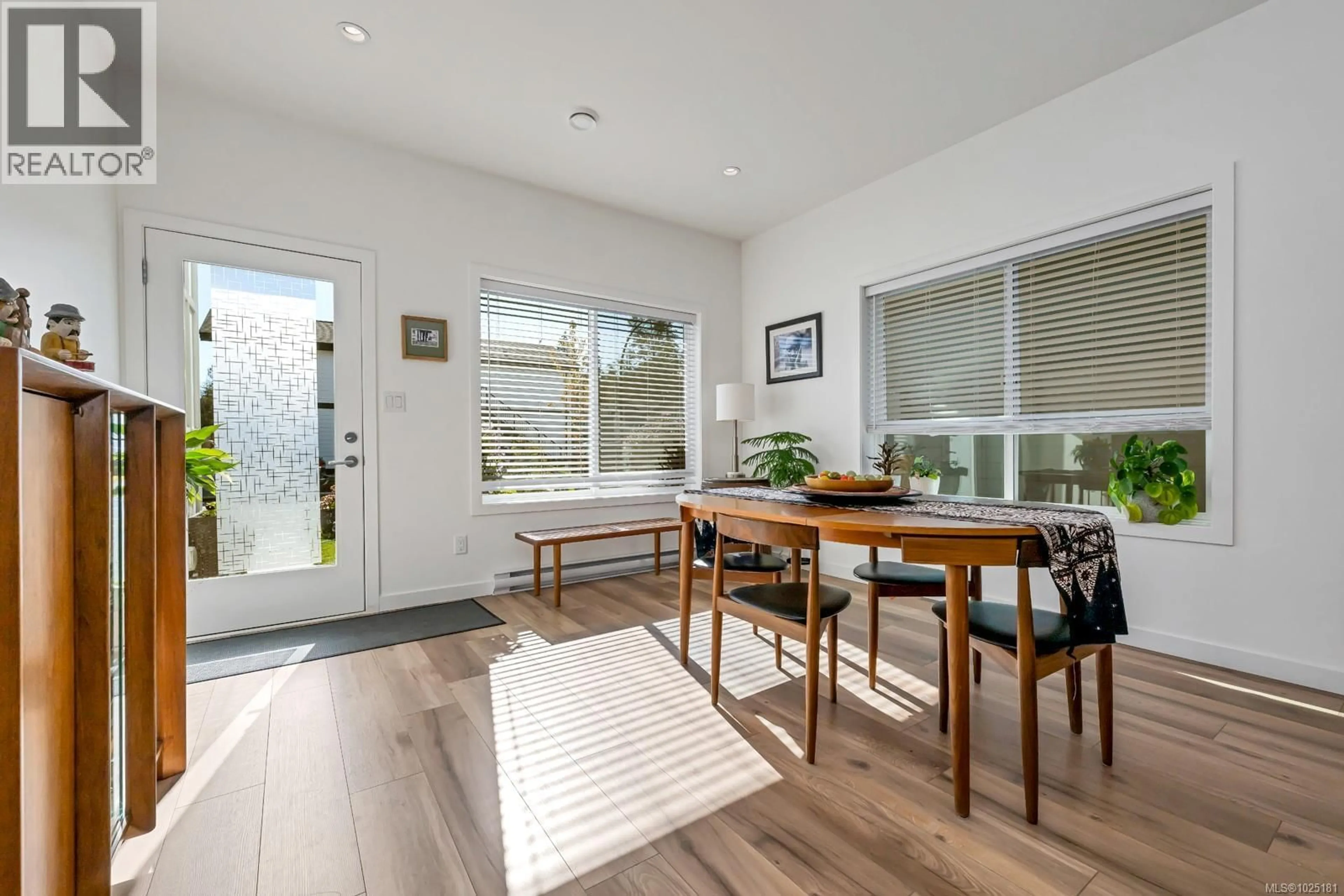 Dining room, wood/laminate floor for 31 SAANICH RIDGE DRIVE, Central Saanich British Columbia V8M0B8