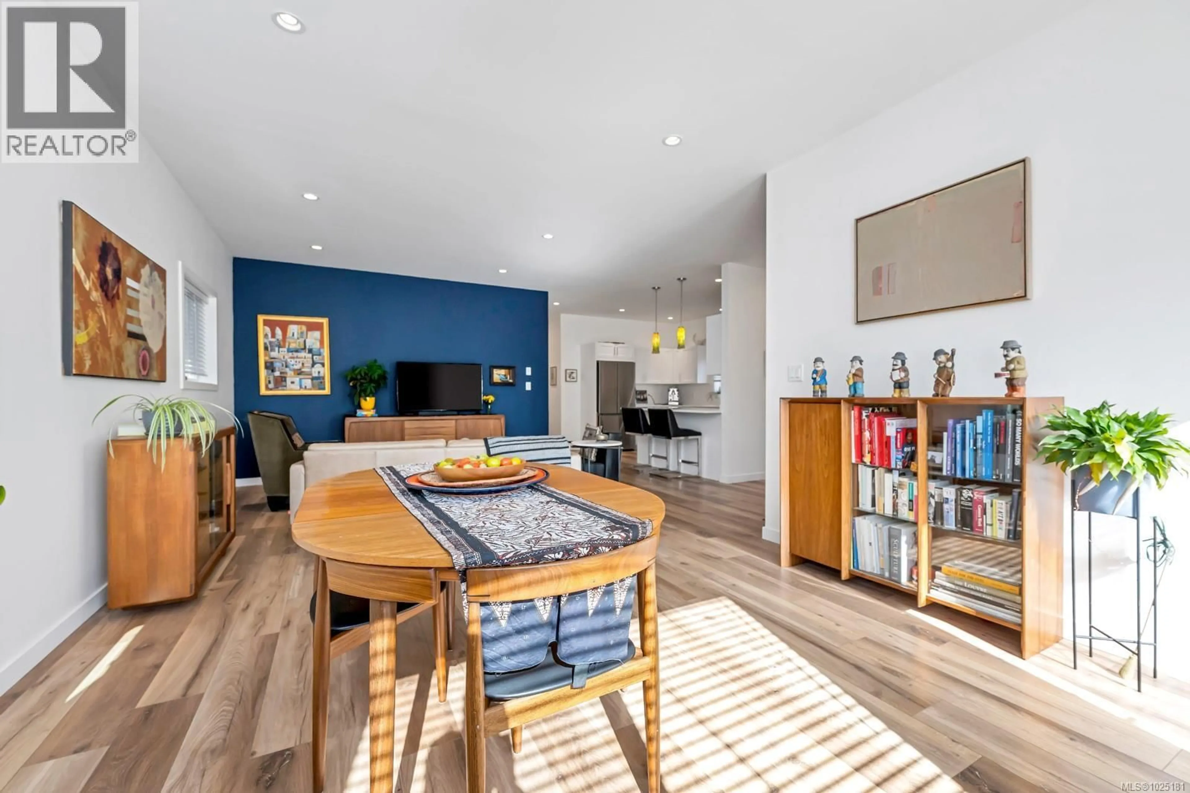 Open concept kitchen, wood/laminate floor for 31 SAANICH RIDGE DRIVE, Central Saanich British Columbia V8M0B8