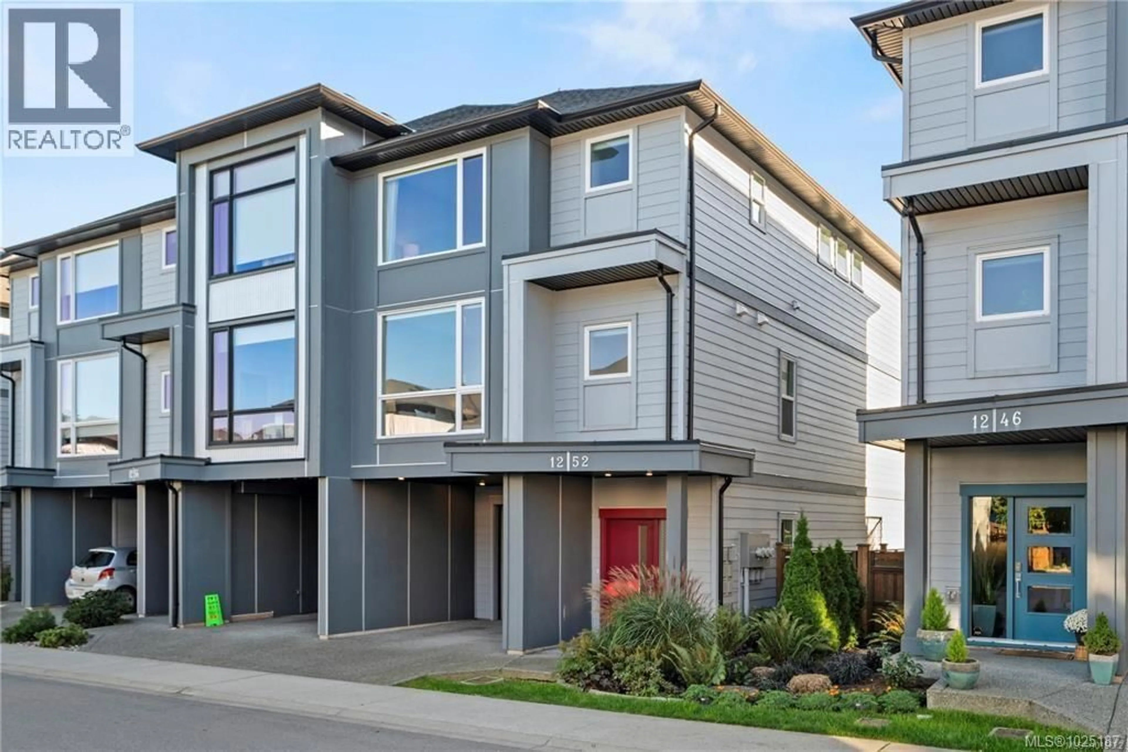 Home with vinyl exterior material, street for 1252 SOLSTICE CRESCENT, Langford British Columbia V9B0V1