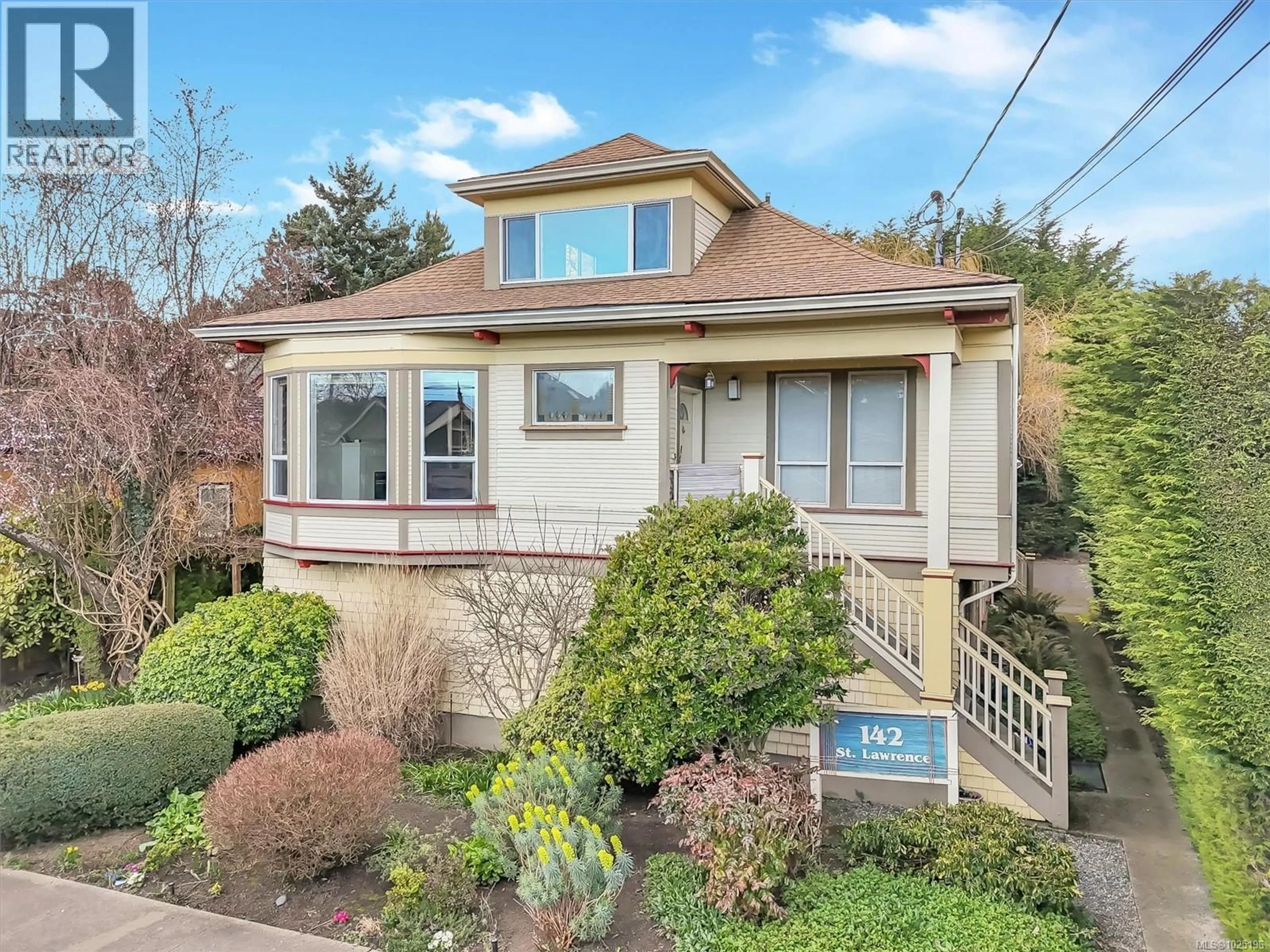 Home with vinyl exterior material, street for A - 142 ST. LAWRENCE STREET, Victoria British Columbia V8V3M3