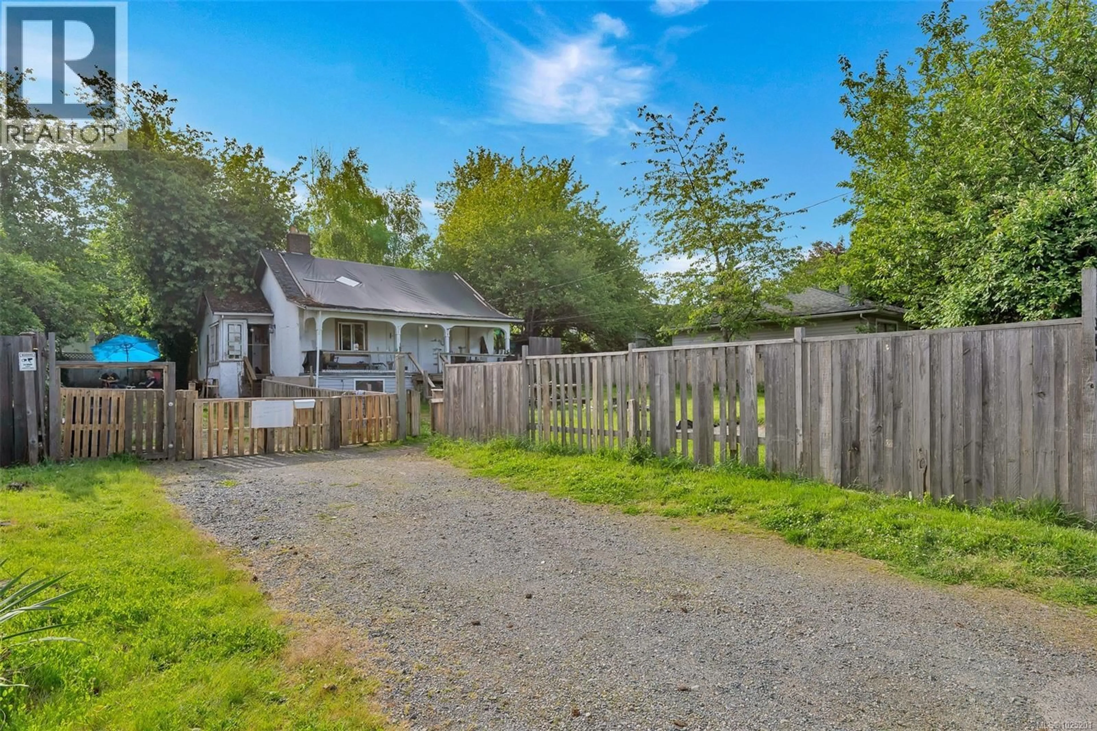 A pic from outside/outdoor area/front of a property/back of a property/a pic from drone, street for 307 HOLLY AVENUE, Nanaimo British Columbia V9S3M3