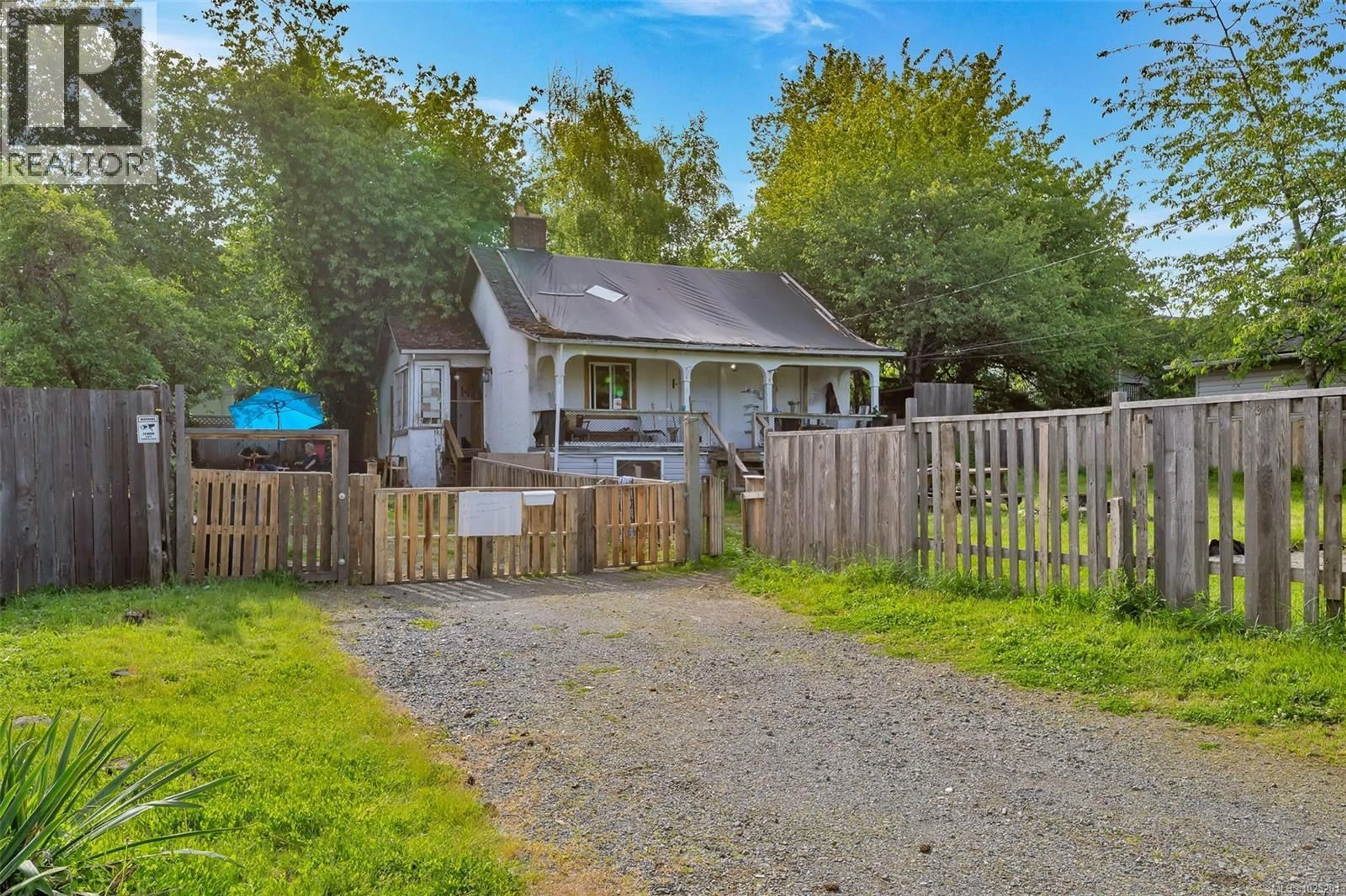 A pic from outside/outdoor area/front of a property/back of a property/a pic from drone, street for 307 HOLLY AVENUE, Nanaimo British Columbia V9S3M3