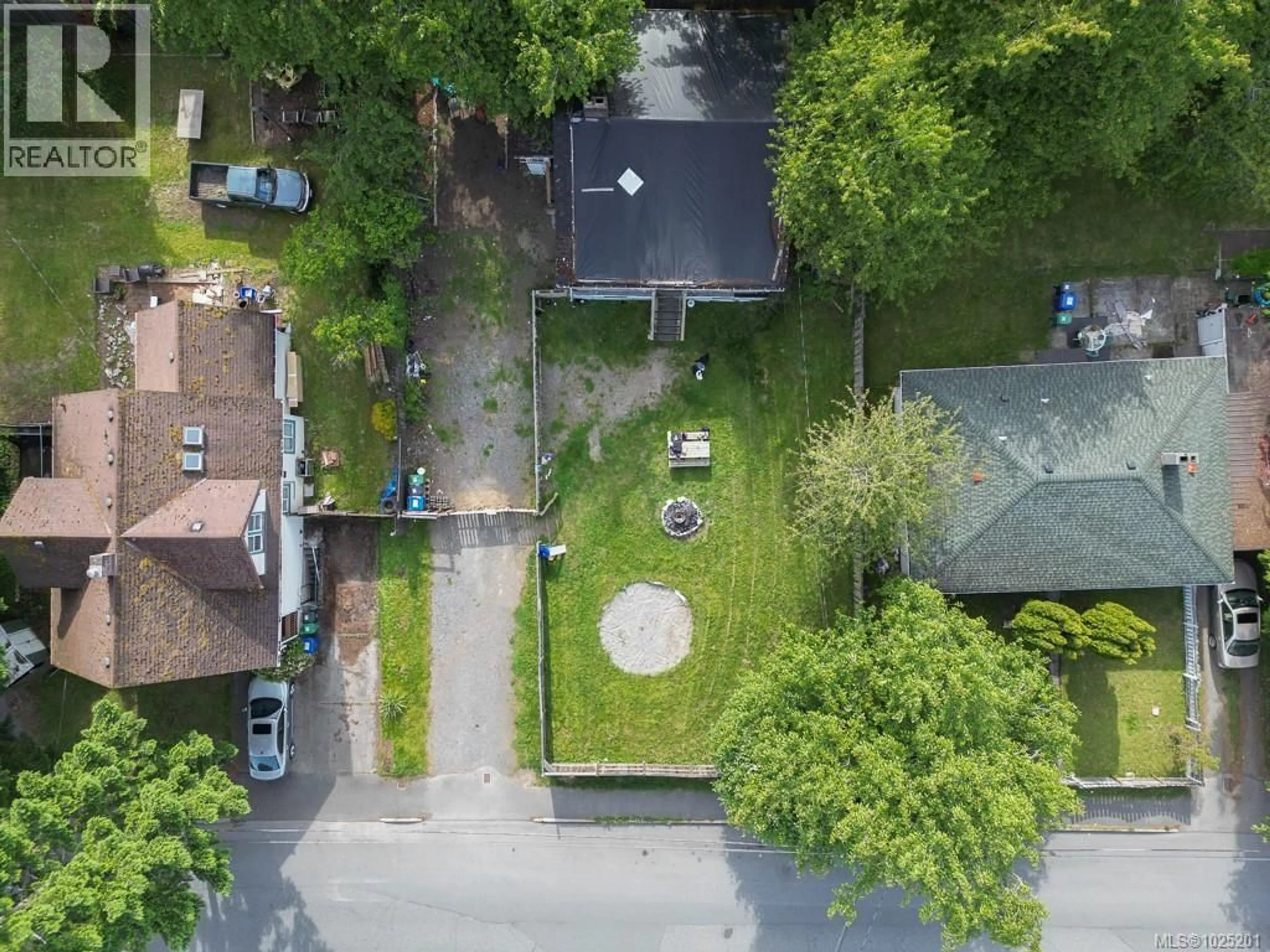 A pic from outside/outdoor area/front of a property/back of a property/a pic from drone, street for 307 HOLLY AVENUE, Nanaimo British Columbia V9S3M3