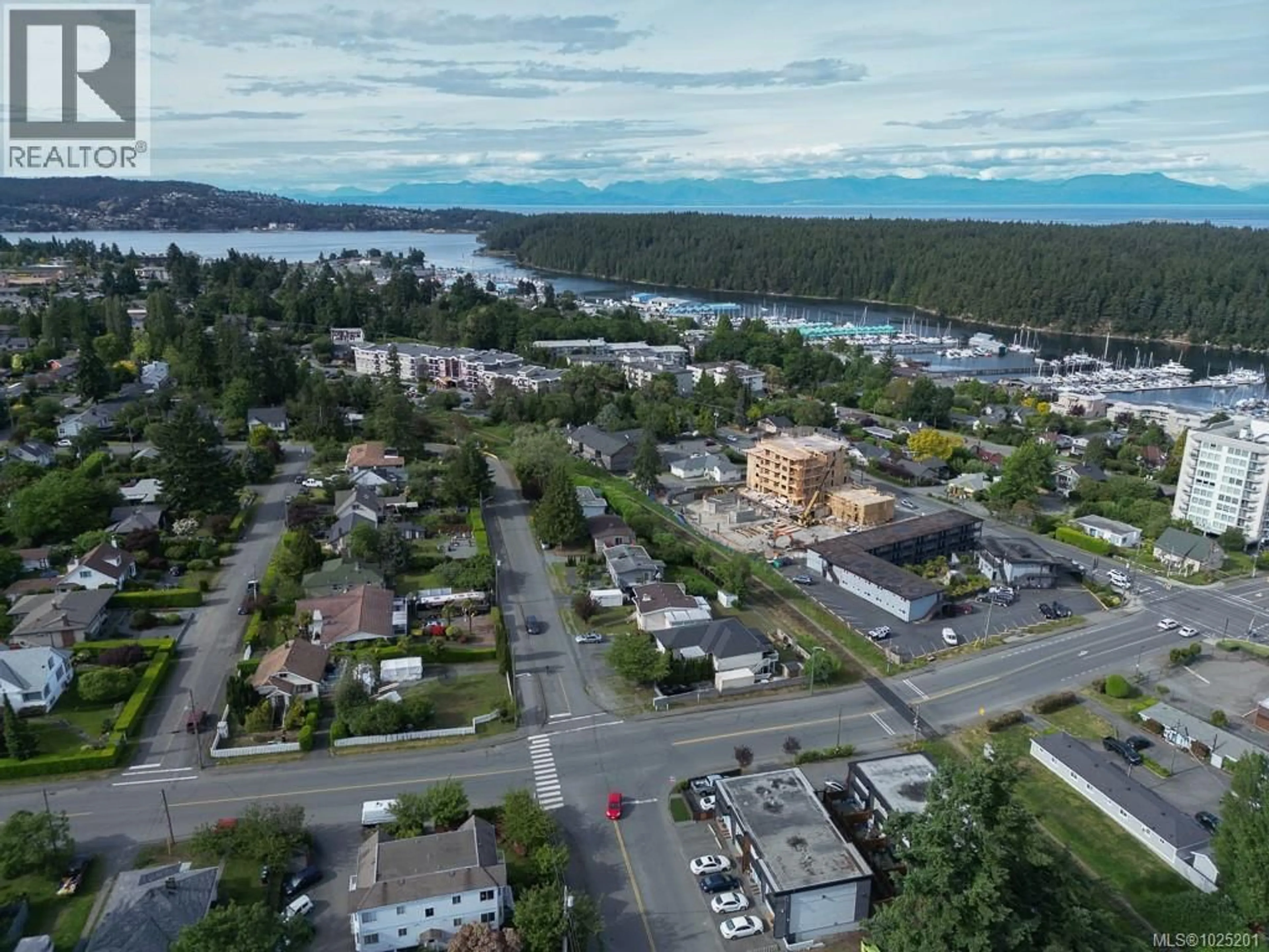 A pic from outside/outdoor area/front of a property/back of a property/a pic from drone, water/lake/river/ocean view for 307 HOLLY AVENUE, Nanaimo British Columbia V9S3M3
