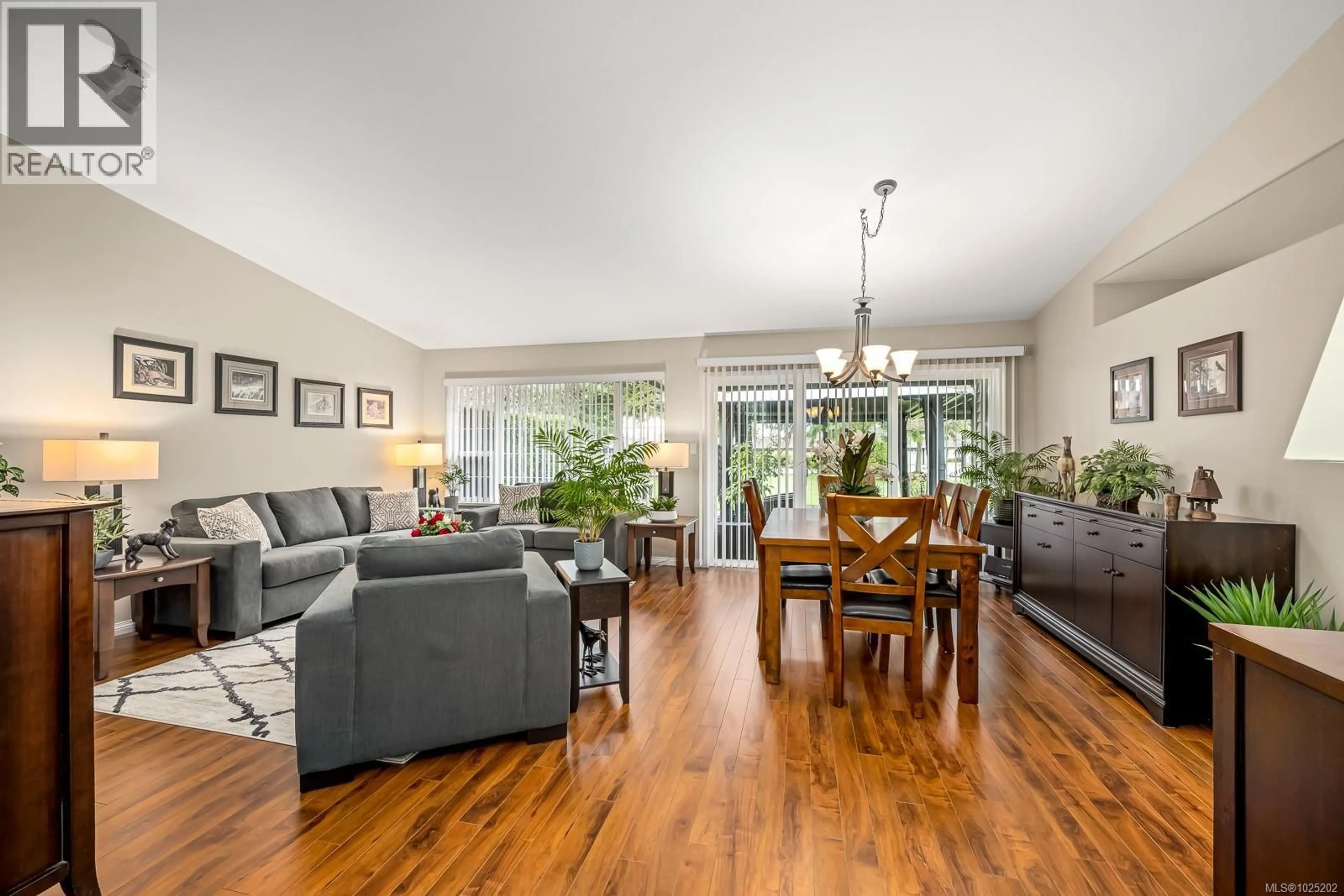 Living room with furniture, wood/laminate floor for 28 - 3100 KENSINGTON CRESCENT, Courtenay British Columbia V9N8Z9