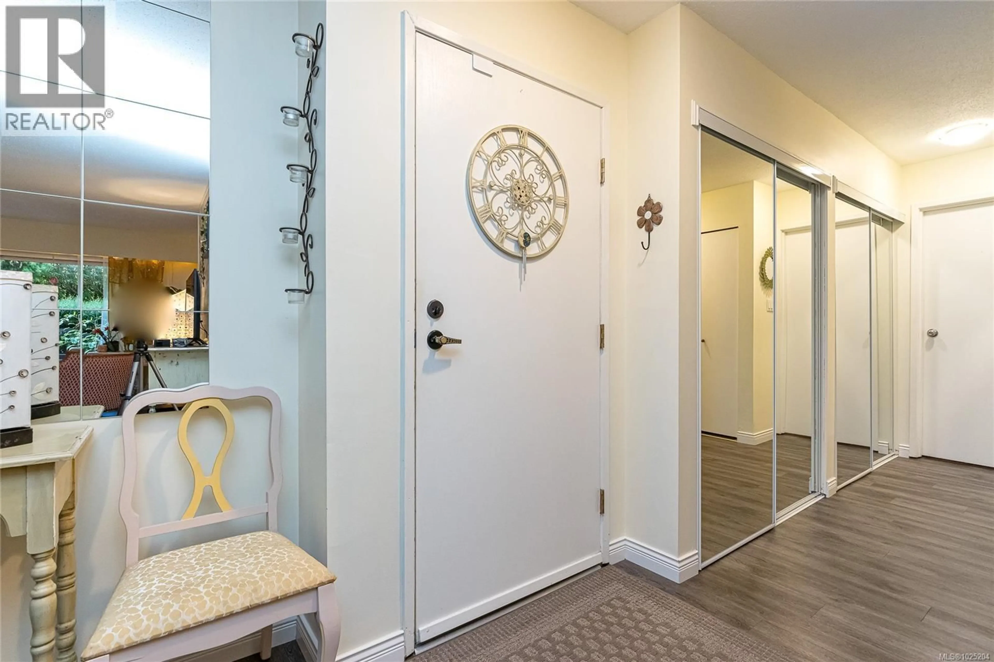 Indoor entryway for 101 - 853 SELKIRK AVENUE, Esquimalt British Columbia V9A2T7