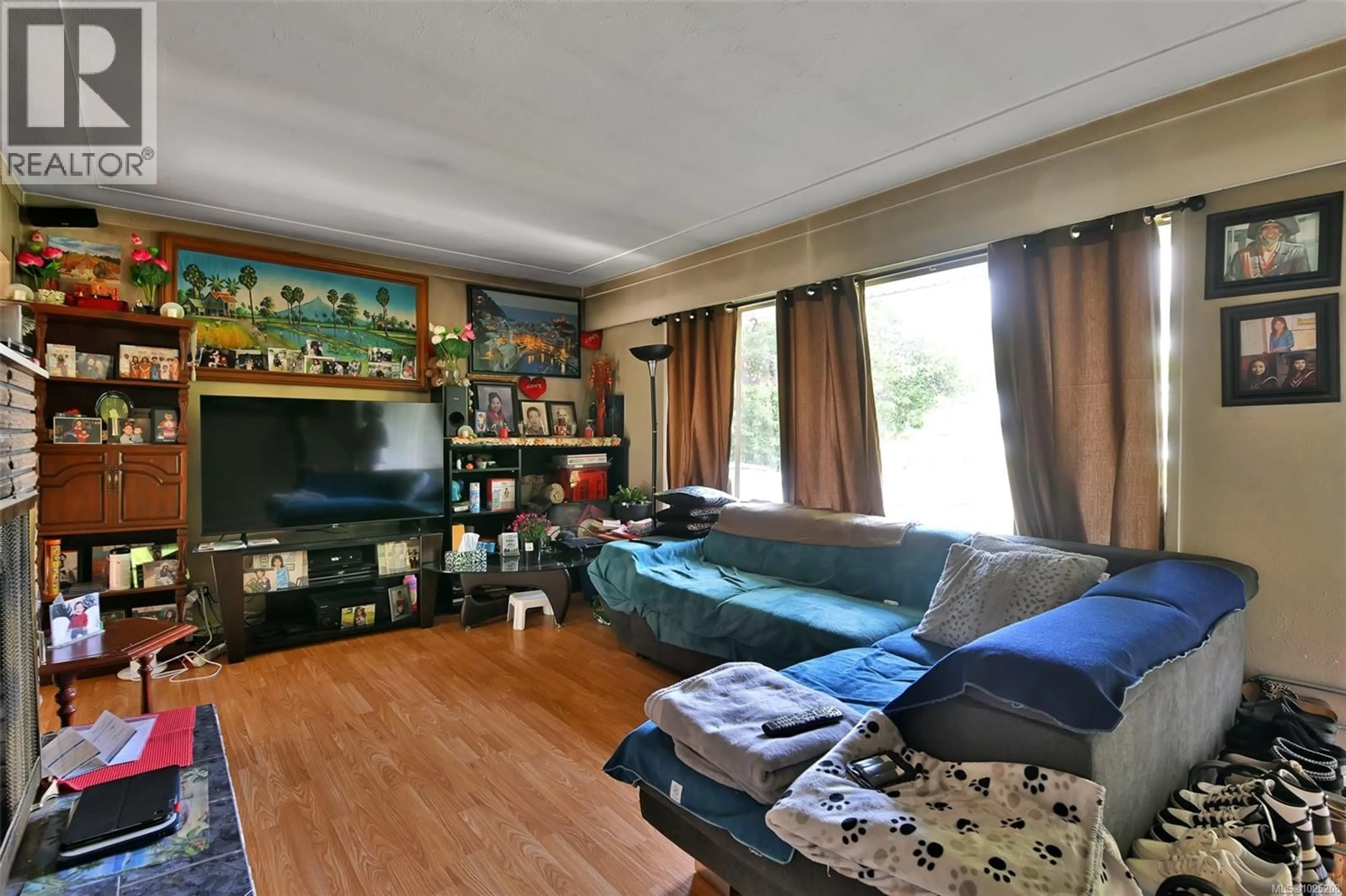 Living room with furniture, wood/laminate floor for 311 HOLLY AVENUE, Nanaimo British Columbia V9S3M3