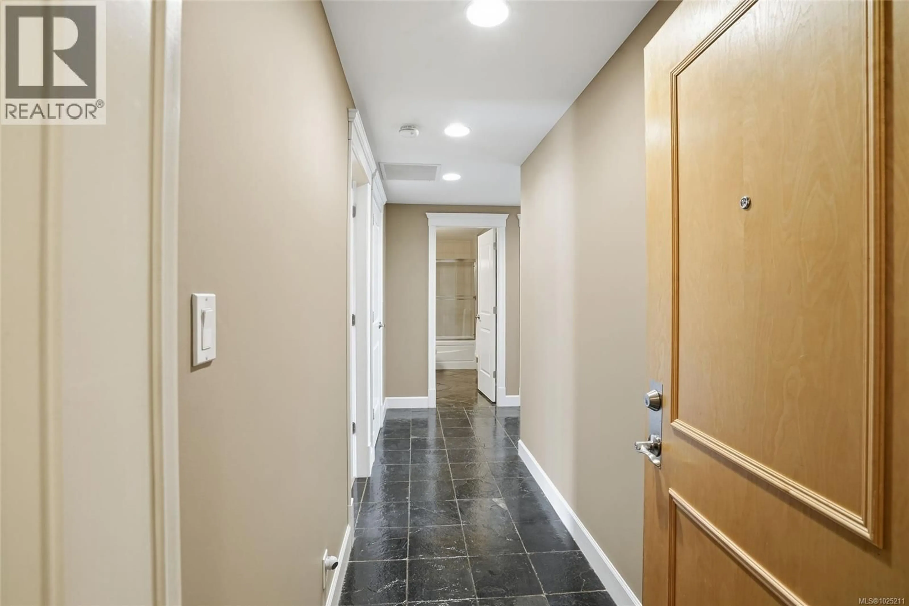 Indoor foyer for 201 - 225 ROSEHILL STREET, Nanaimo British Columbia V9S1E1