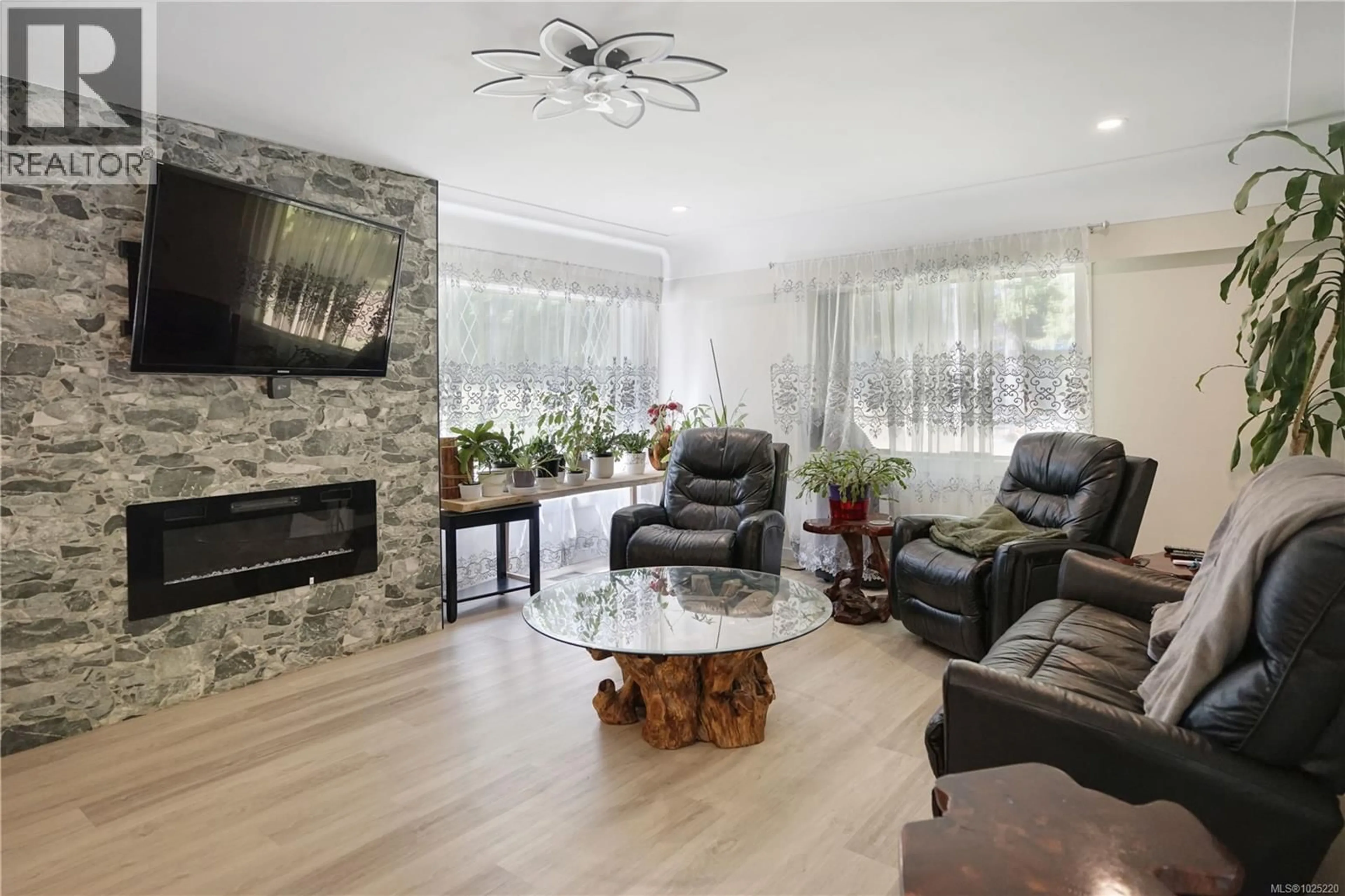 Living room with furniture, wood/laminate floor for 3090 DECOURCY DRIVE, Nanaimo British Columbia V9G1E2