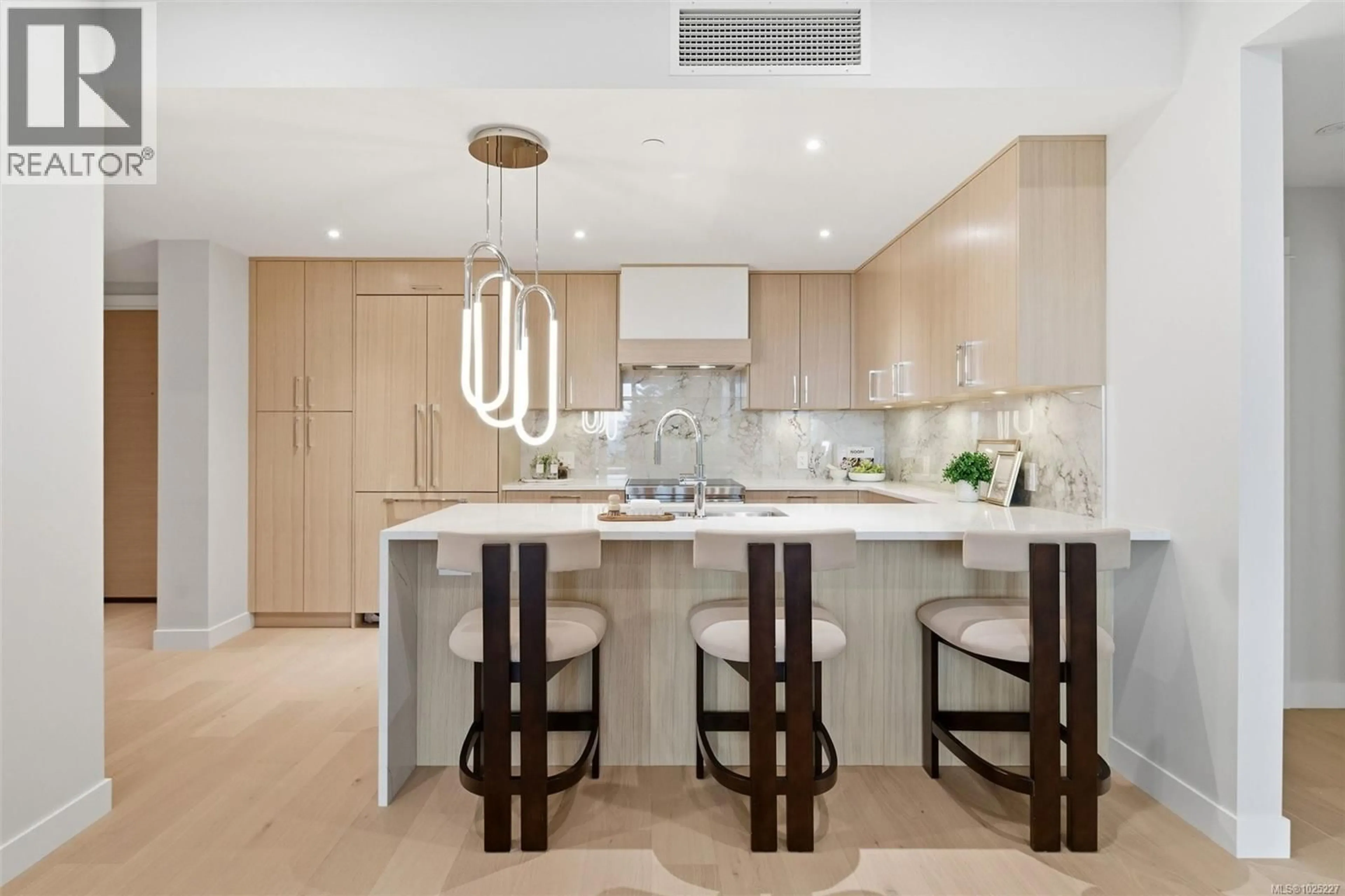 Contemporary kitchen, unknown for 301 - 5229 CORDOVA BAY ROAD, Saanich British Columbia V8Y2L1