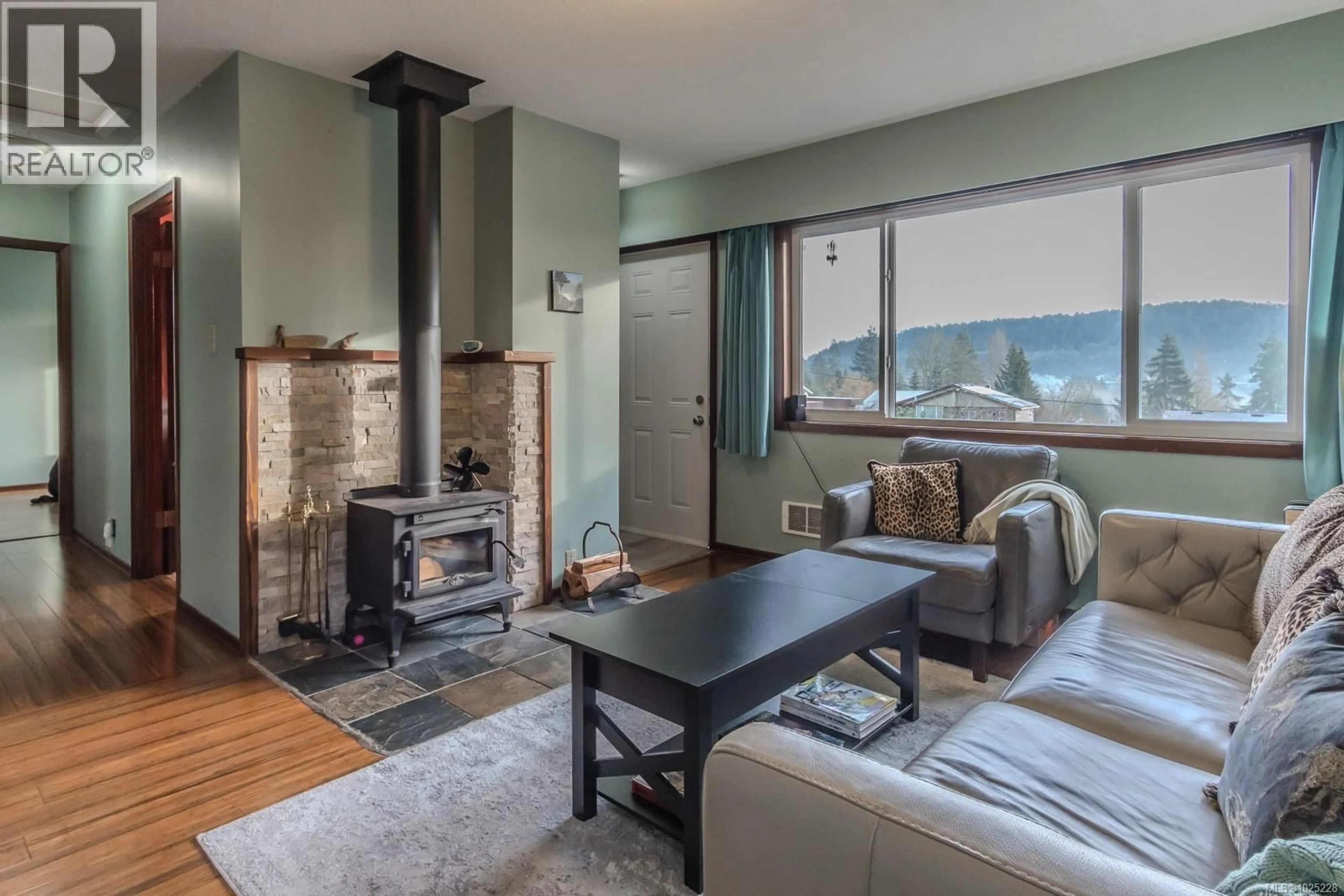 Living room with furniture, unknown for 1959 CINNABAR DRIVE, Nanaimo British Columbia V9X1B3