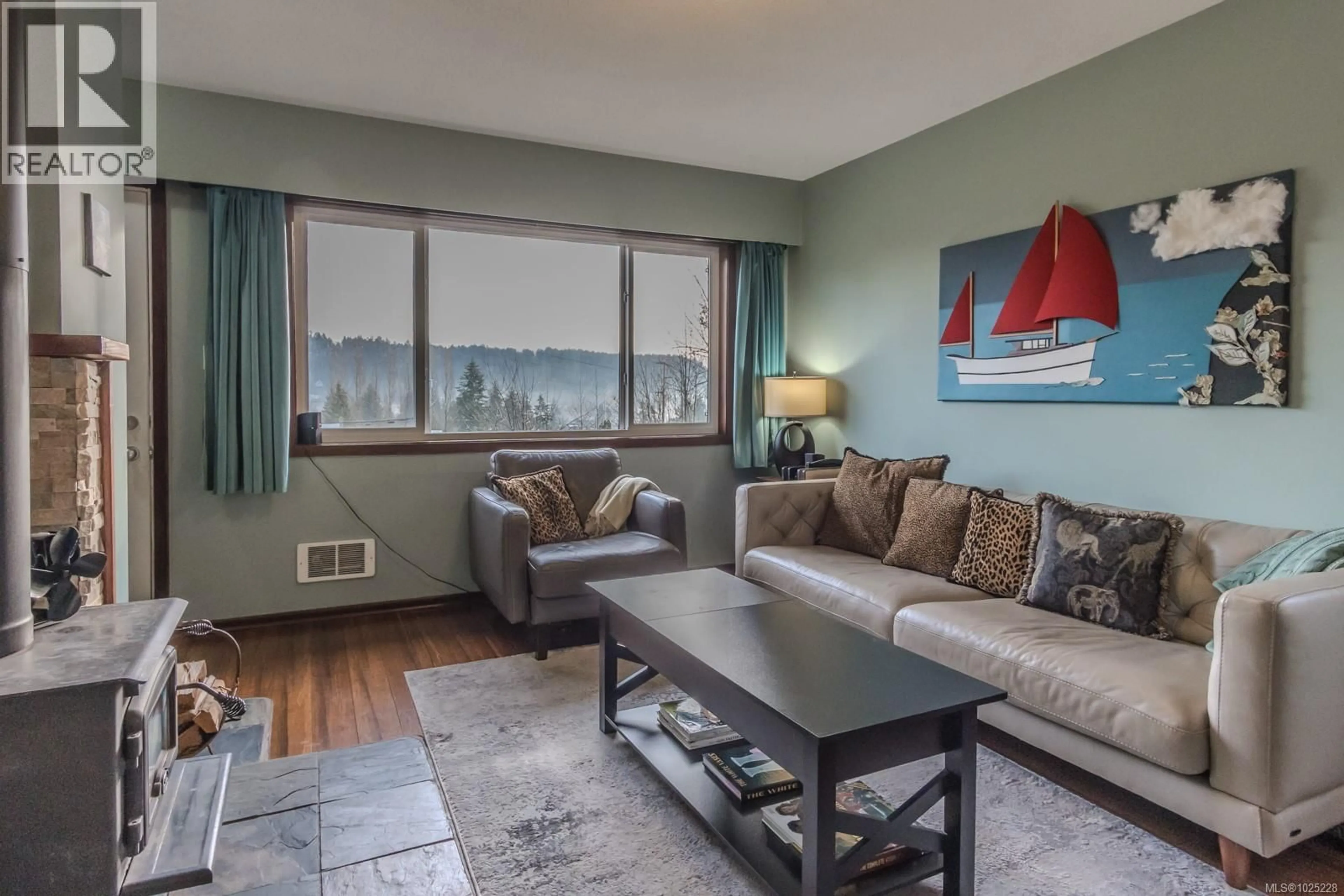 Living room with furniture, unknown for 1959 CINNABAR DRIVE, Nanaimo British Columbia V9X1B3