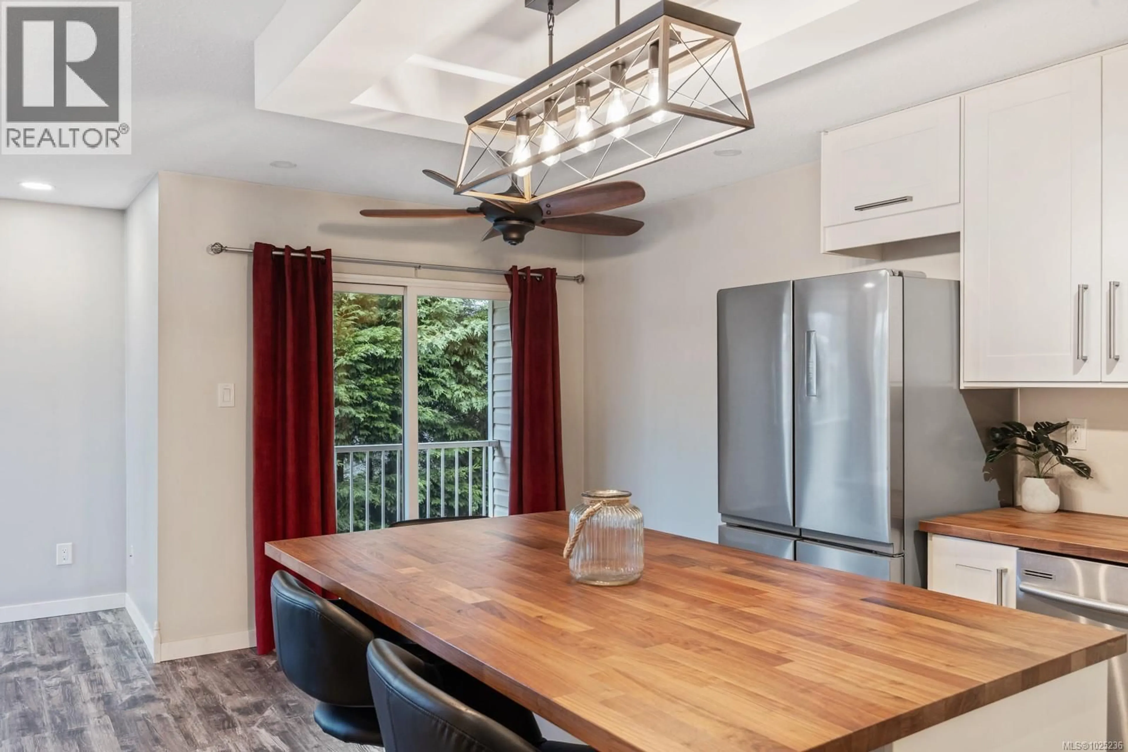 Open concept kitchen, wood/laminate floor for 405 - 1111 EDGETT ROAD, Courtenay British Columbia V9N8P2