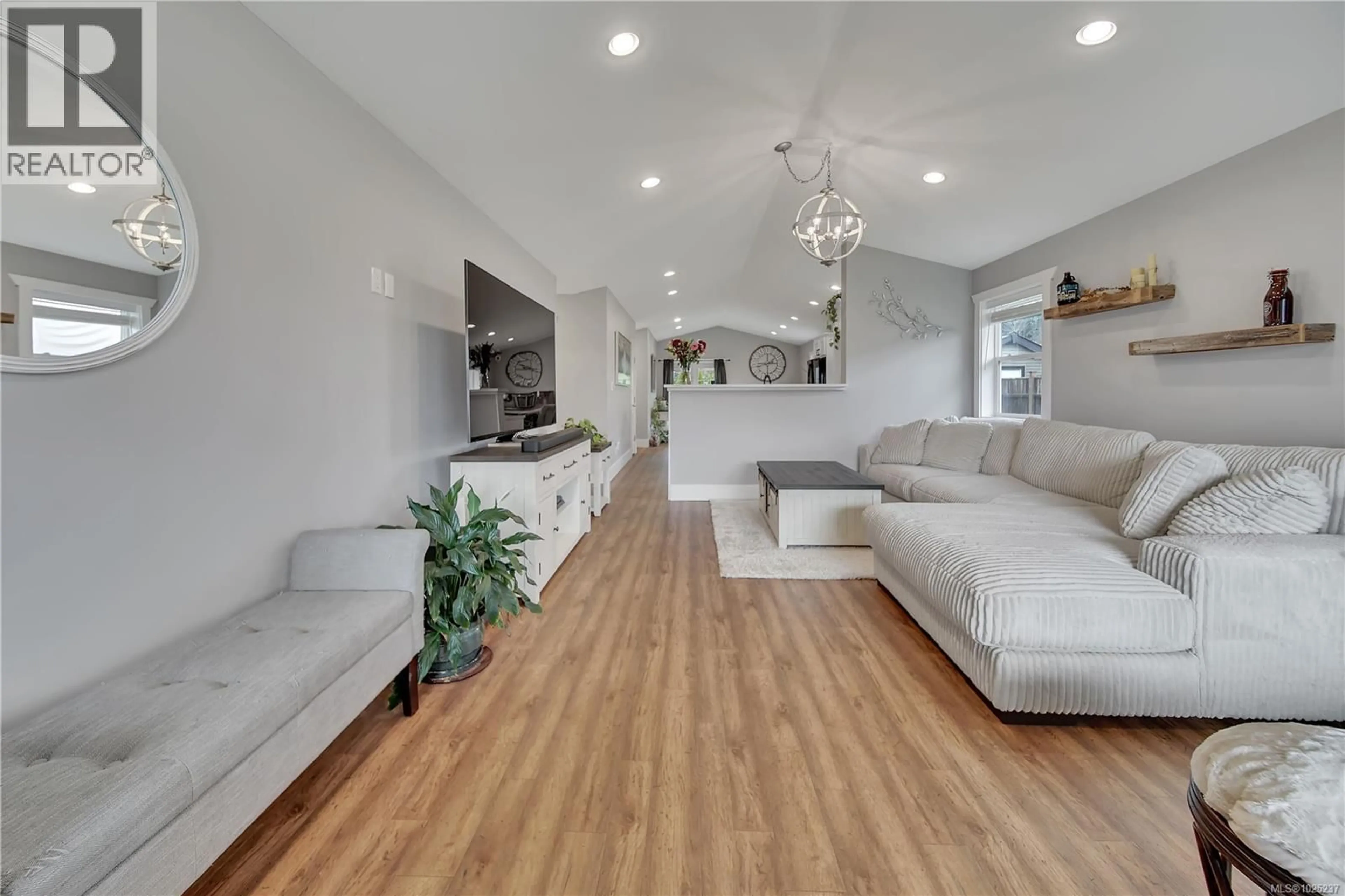 Living room with furniture, unknown for 5575 SWALLOW DRIVE, Port Alberni British Columbia V9Y7H1