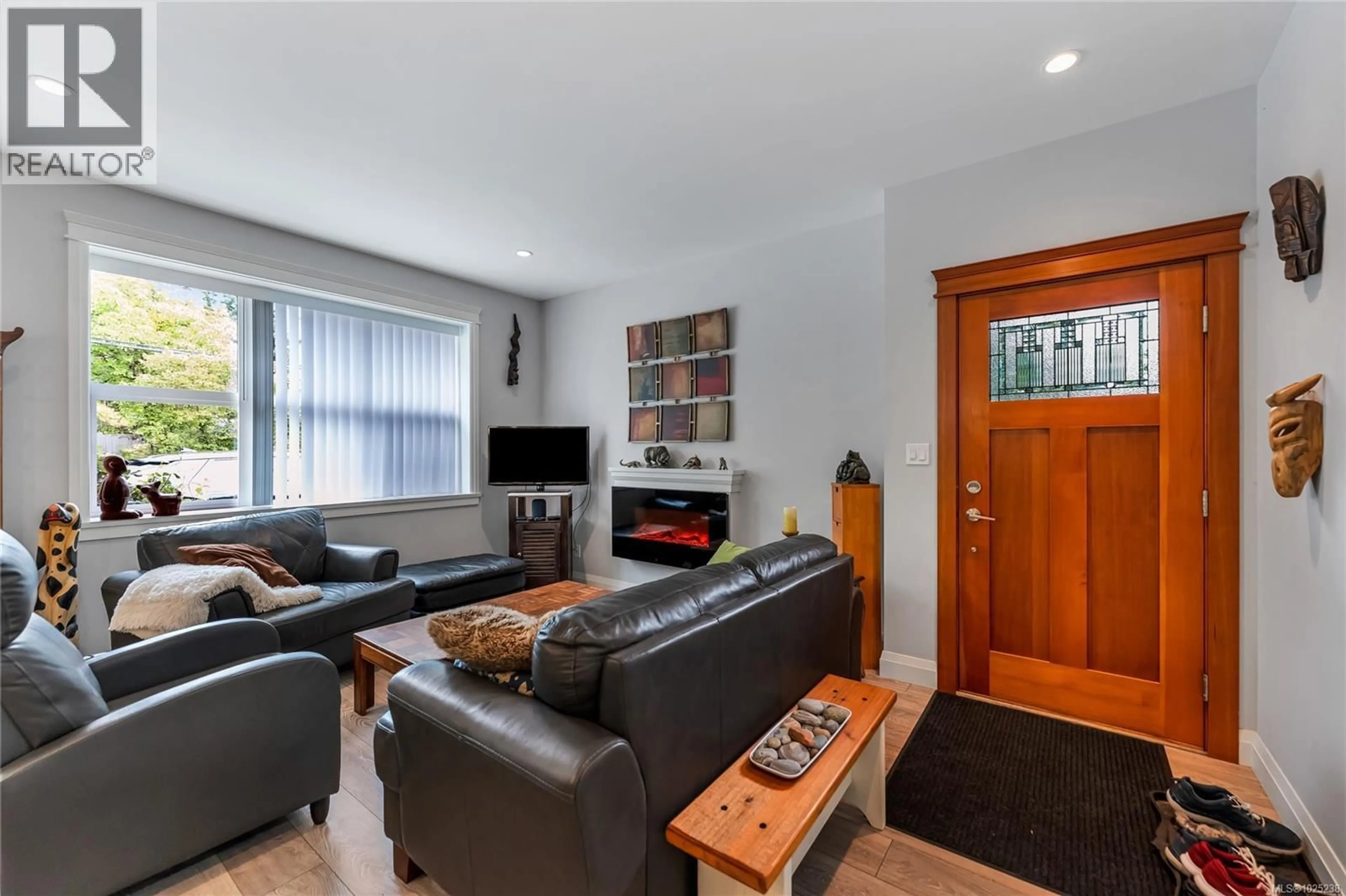 Living room with furniture, wood/laminate floor for 2876 SHERMAN ROAD, Duncan British Columbia V9L2B5