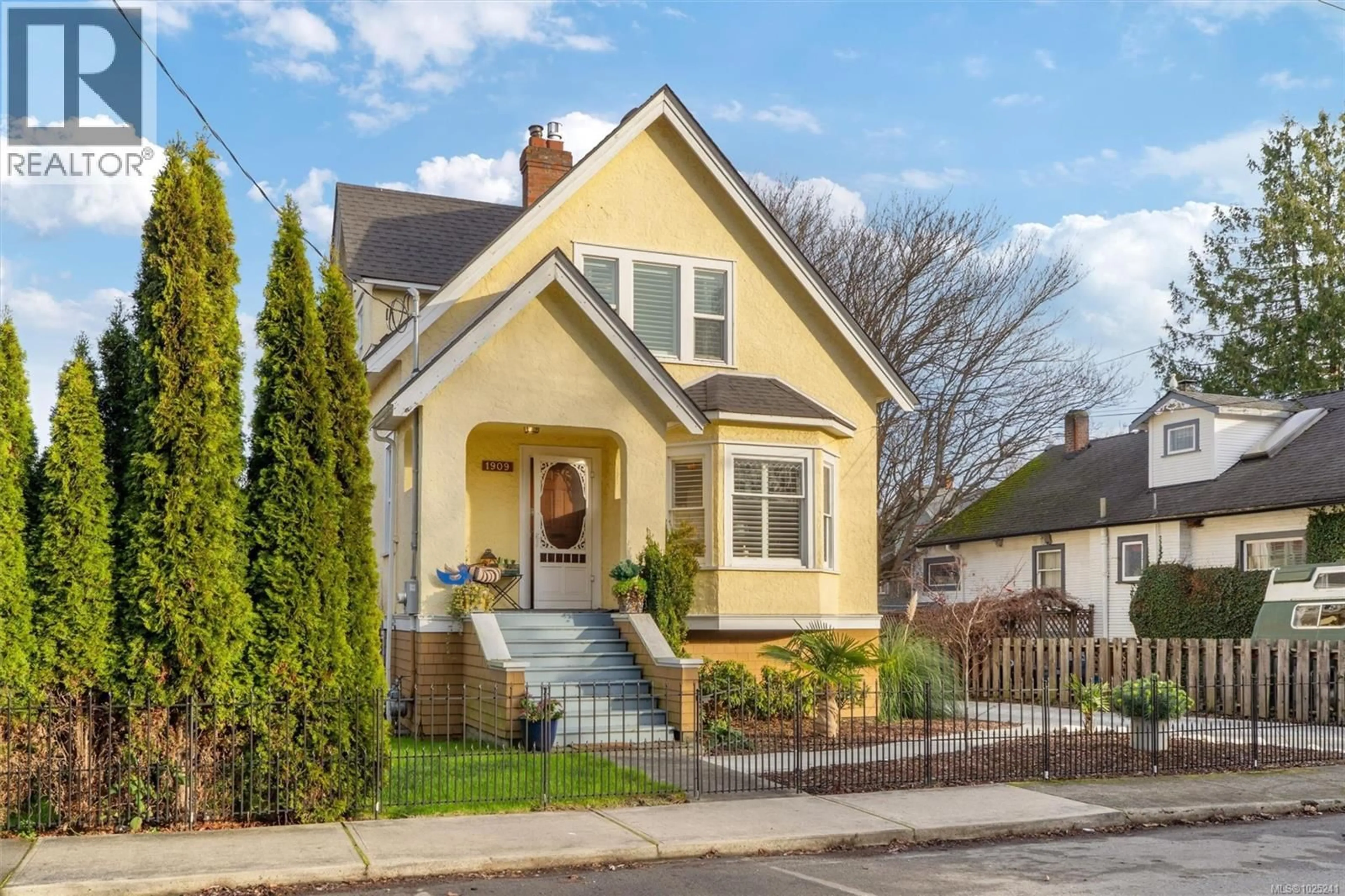 Home with vinyl exterior material, street for 1909 DUCHESS STREET, Victoria British Columbia V8R4W2