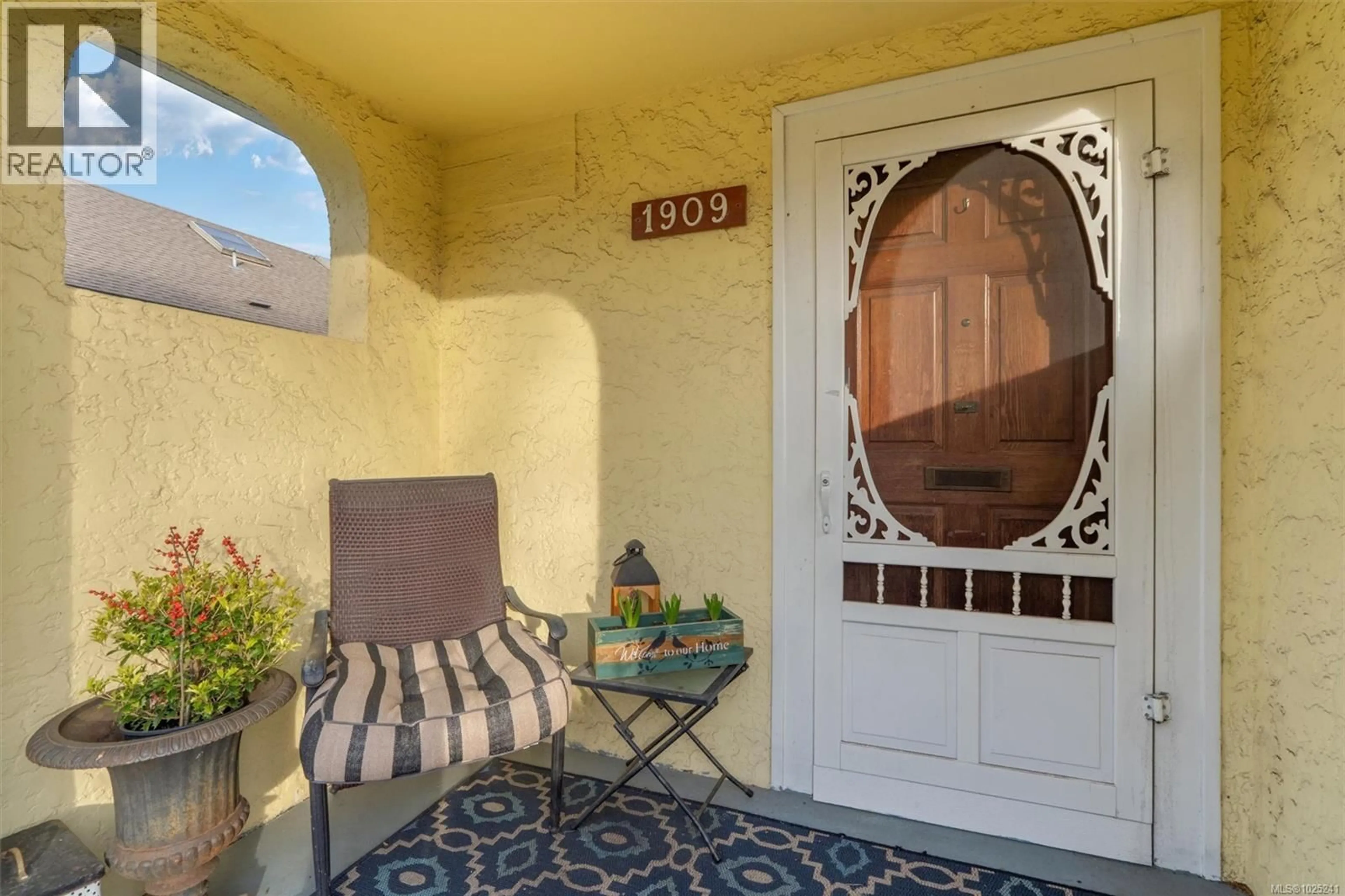 Indoor entryway for 1909 DUCHESS STREET, Victoria British Columbia V8R4W2