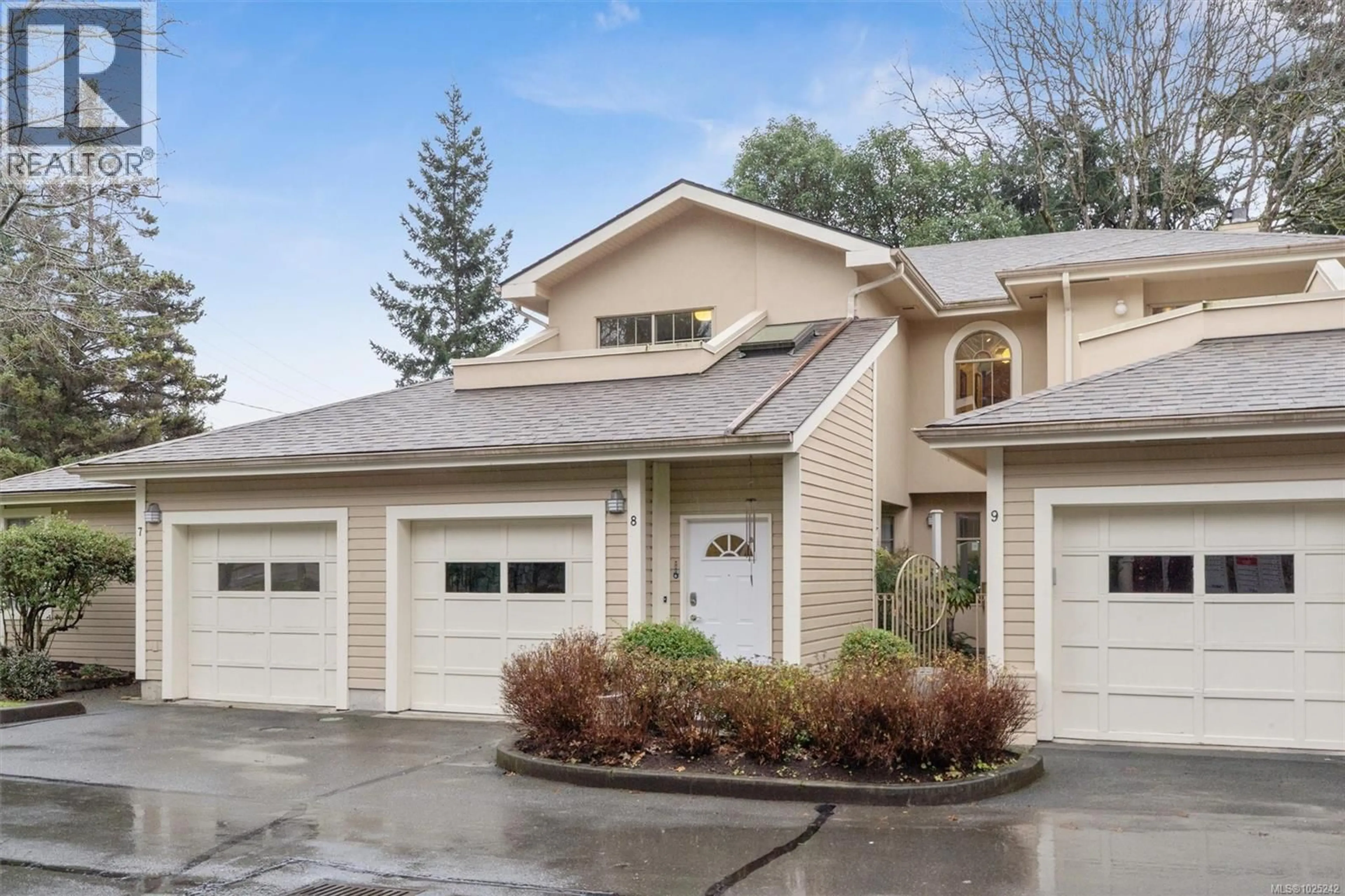 Home with vinyl exterior material, street for 8 - 909 ADMIRALS ROAD, Esquimalt British Columbia V9A2P1