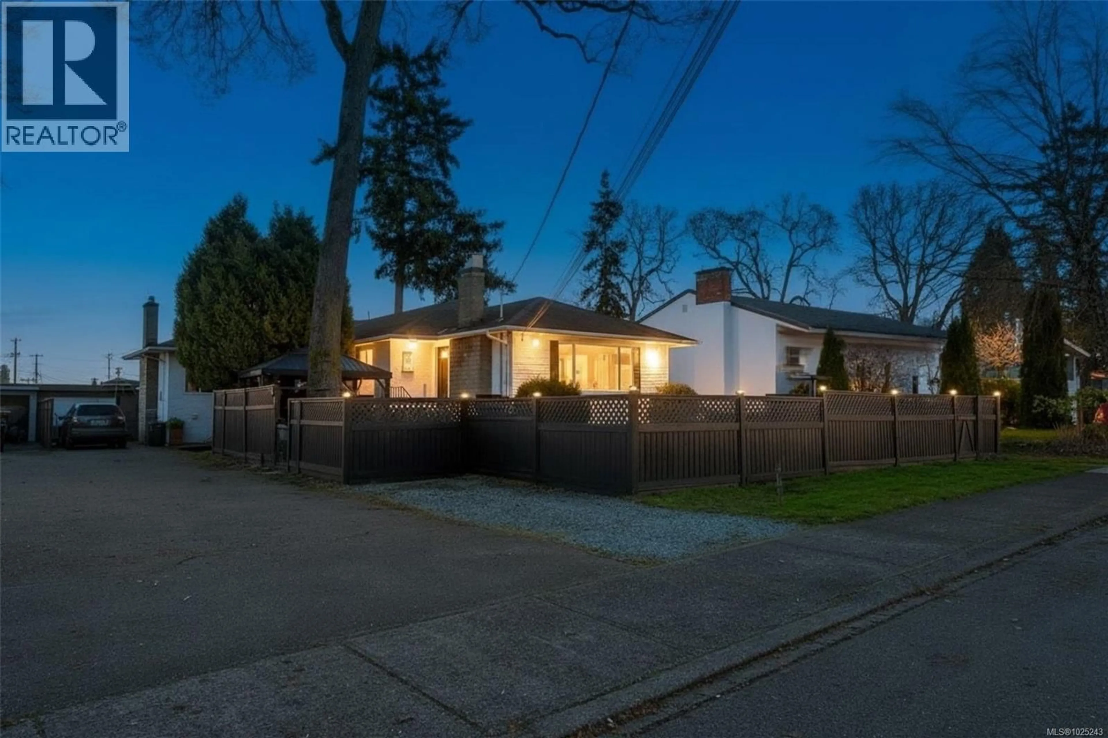 A pic from outside/outdoor area/front of a property/back of a property/a pic from drone, street for 727 PORTER ROAD, Esquimalt British Columbia V9A5W7