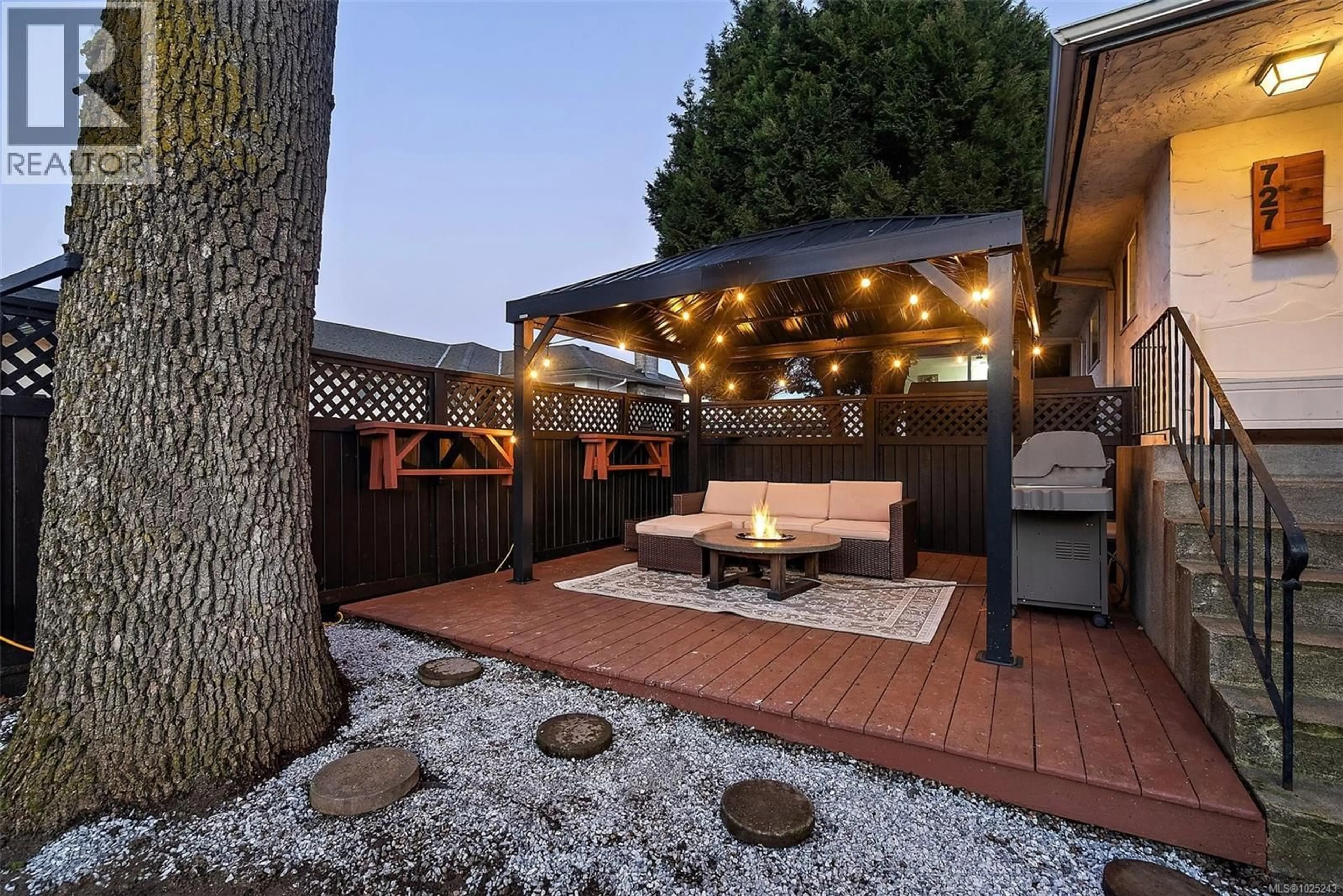 Patio, street for 727 PORTER ROAD, Esquimalt British Columbia V9A5W7