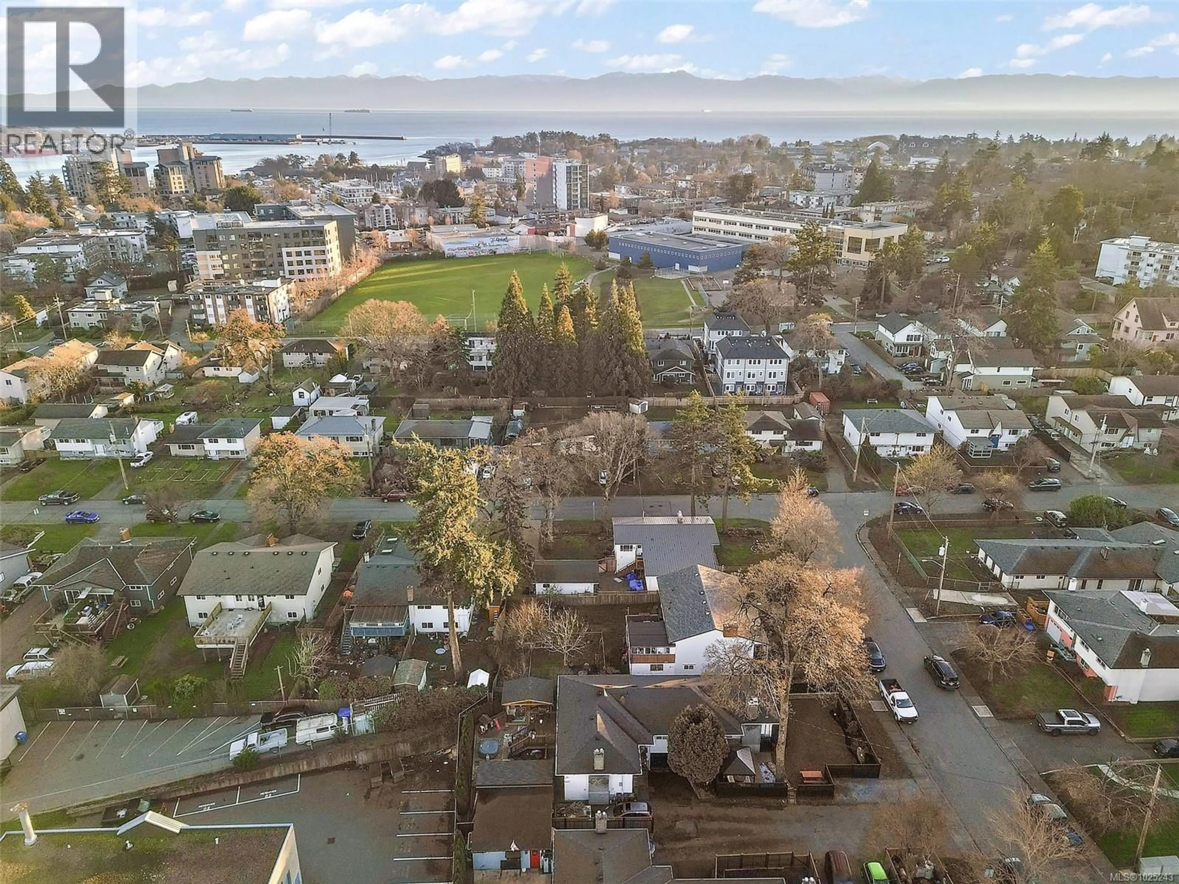 A pic from outside/outdoor area/front of a property/back of a property/a pic from drone, unknown for 727 PORTER ROAD, Esquimalt British Columbia V9A5W7