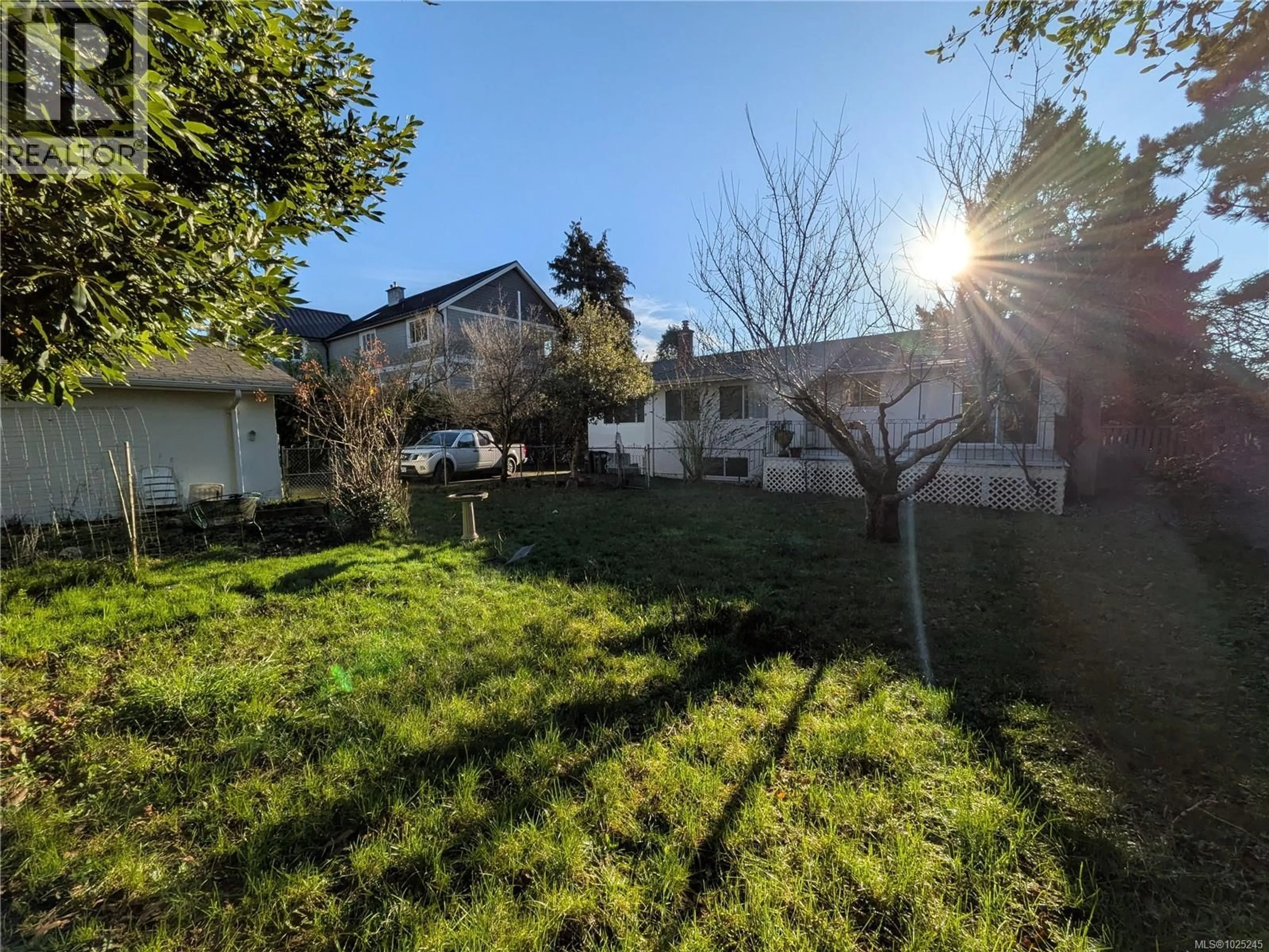 A pic from outside/outdoor area/front of a property/back of a property/a pic from drone, street for 1512 MONTGOMERY AVENUE, Victoria British Columbia V8S1T4