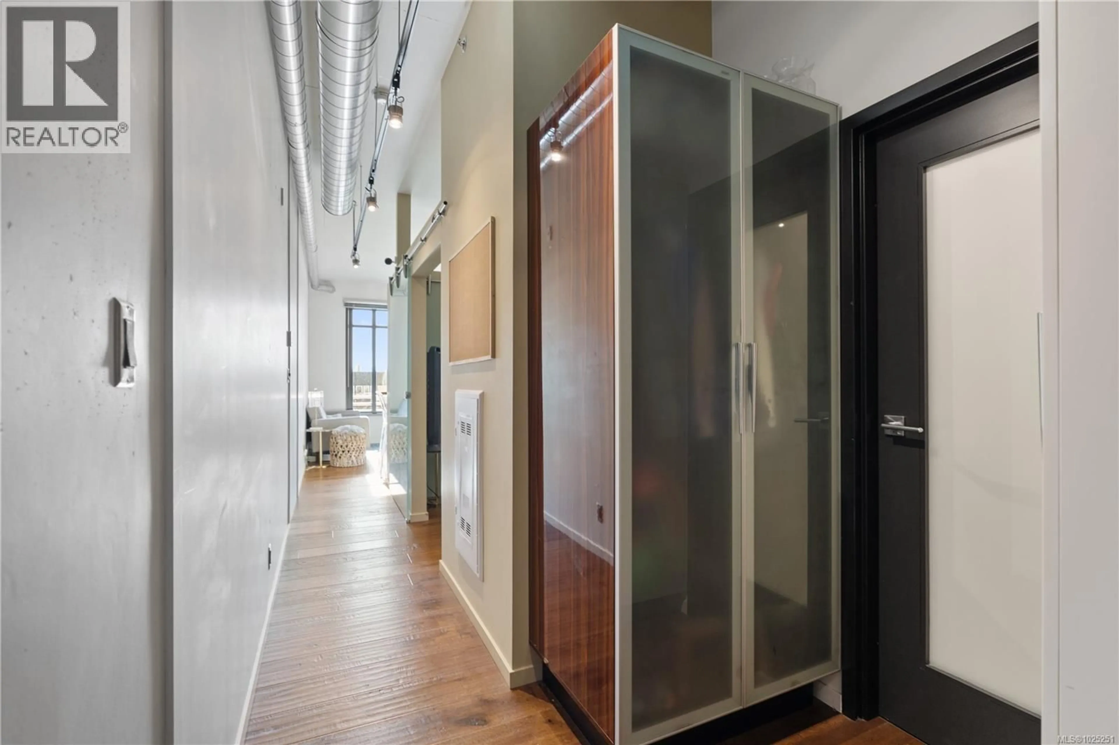 Indoor foyer for 526 - 1029 VIEW STREET, Victoria British Columbia V8V0C9