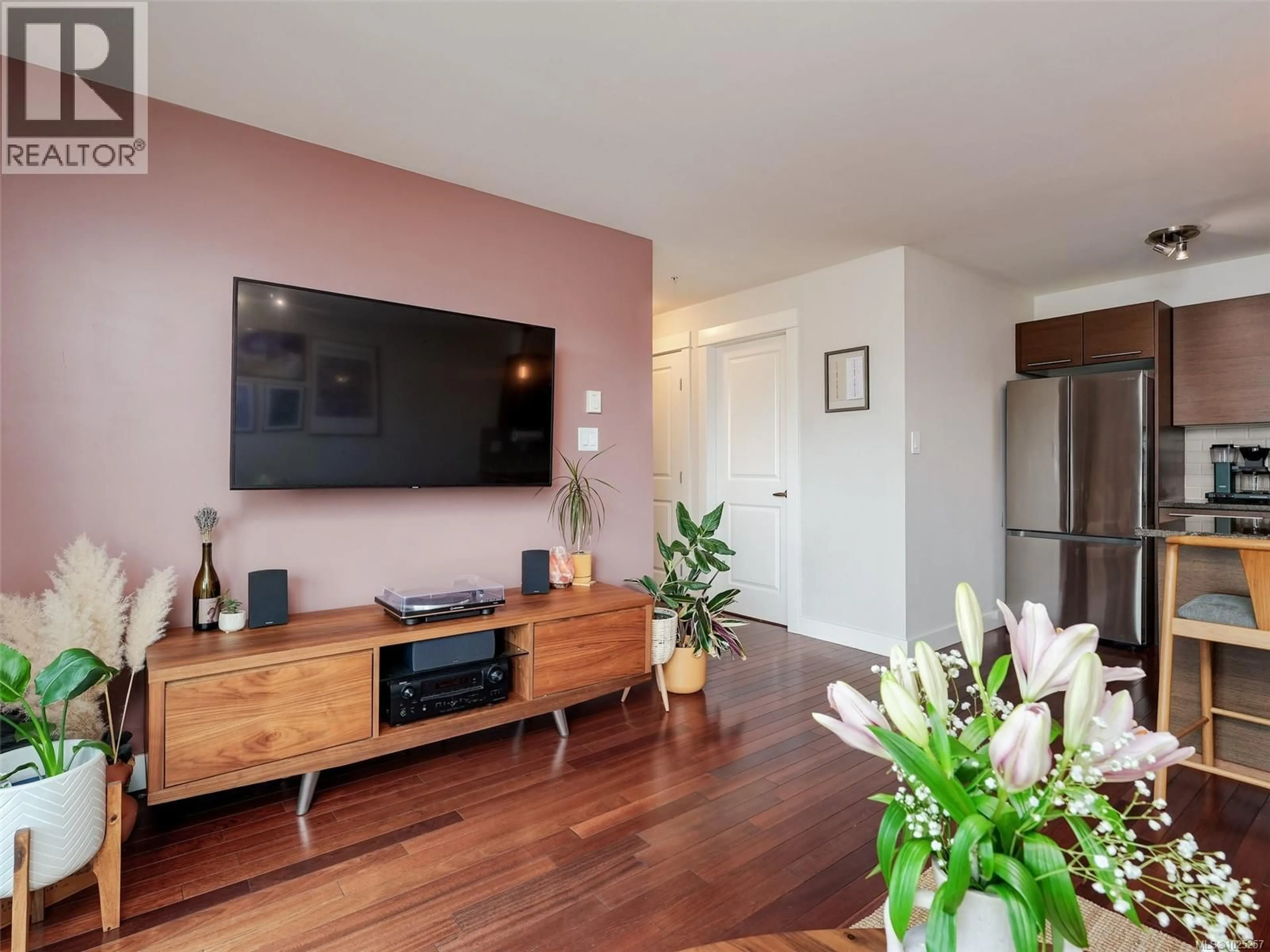 Living room with furniture, wood/laminate floor for 304 - 1315 ESQUIMALT ROAD, Esquimalt British Columbia V9A3P5