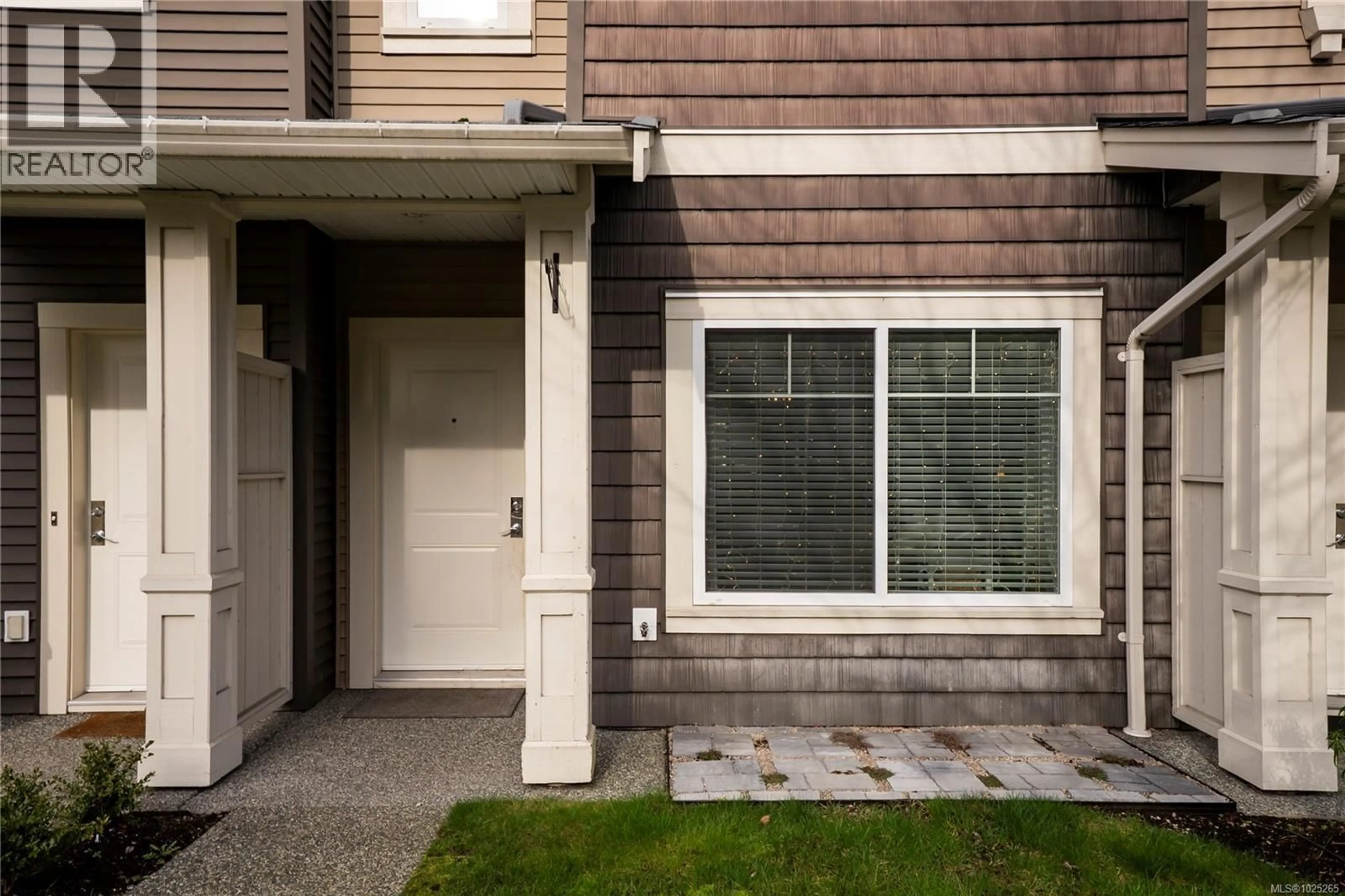 Home with vinyl exterior material, street for 204 - 1675 CRESCENT VIEW DRIVE, Nanaimo British Columbia V9S0A8