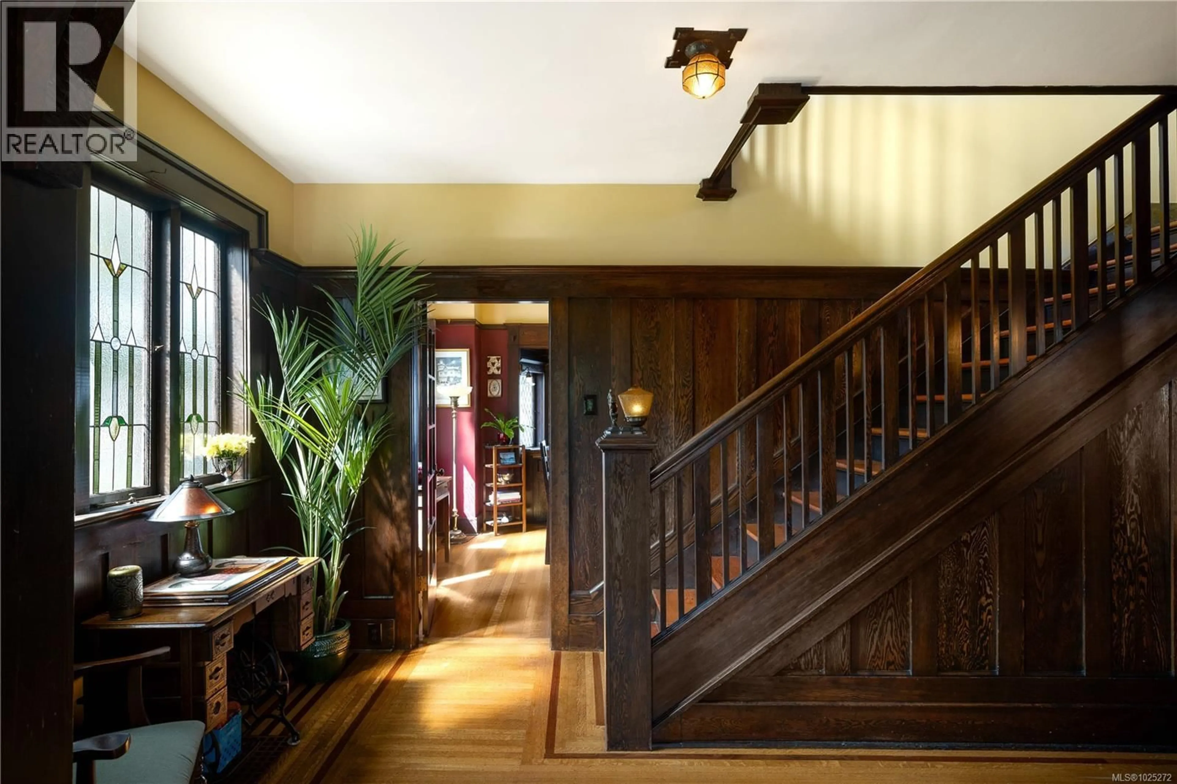 Indoor foyer for 773 ISLAND ROAD, Oak Bay British Columbia V8S2T8