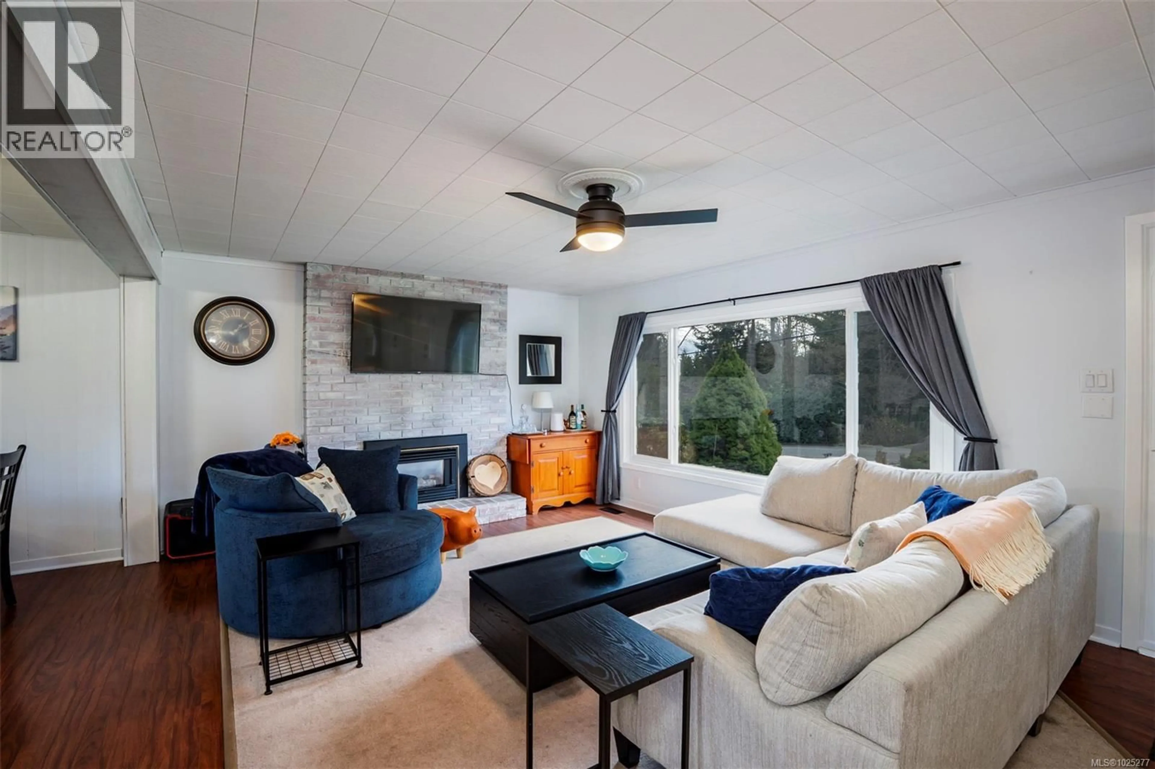 Living room with furniture, ceramic/tile floor for 134 ROBERTA ROAD WEST, Nanaimo British Columbia V9X1A2