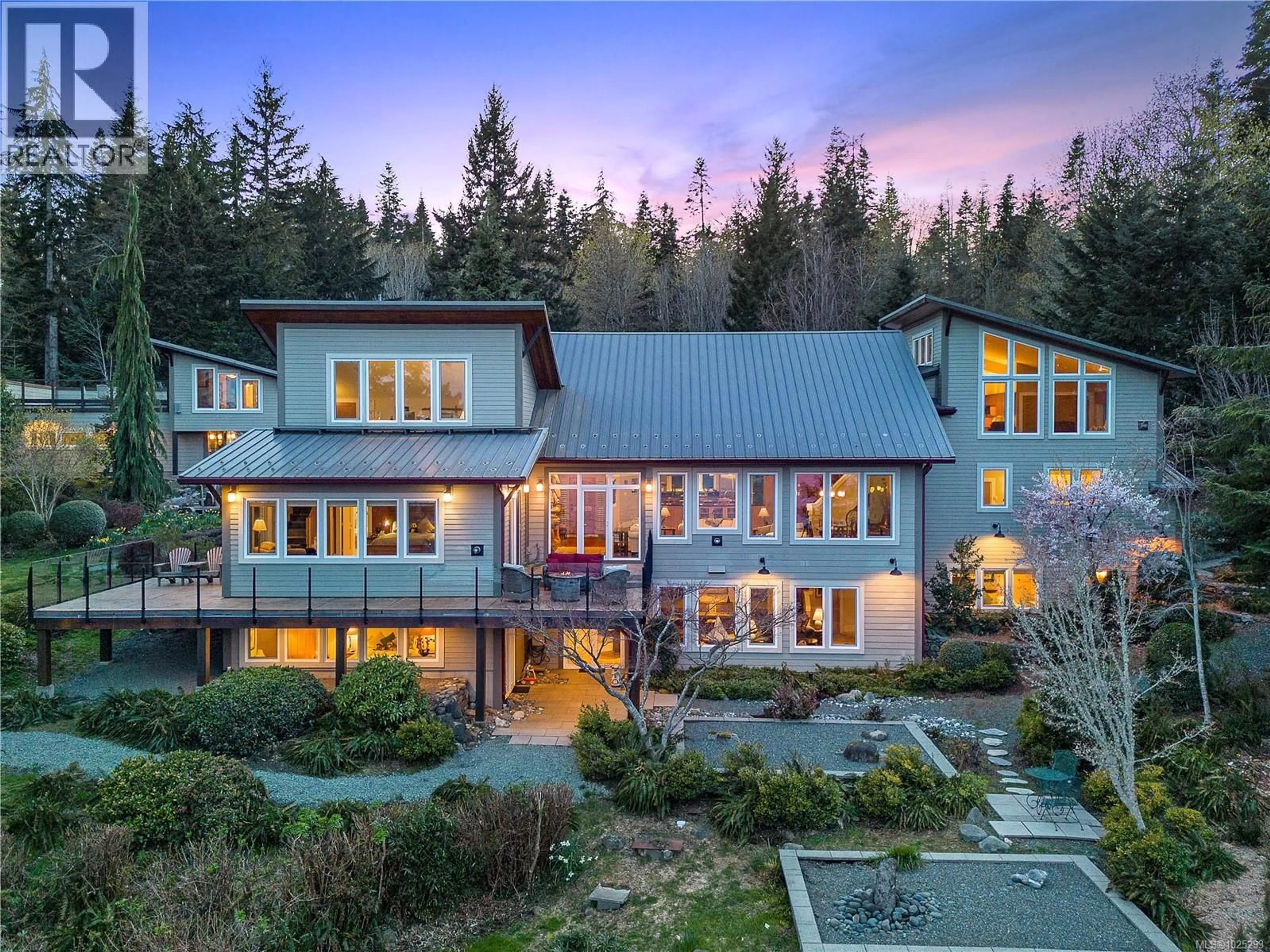 A pic from outside/outdoor area/front of a property/back of a property/a pic from drone, unknown for 6520 EAGLES DRIVE, Courtenay British Columbia V9J1V4