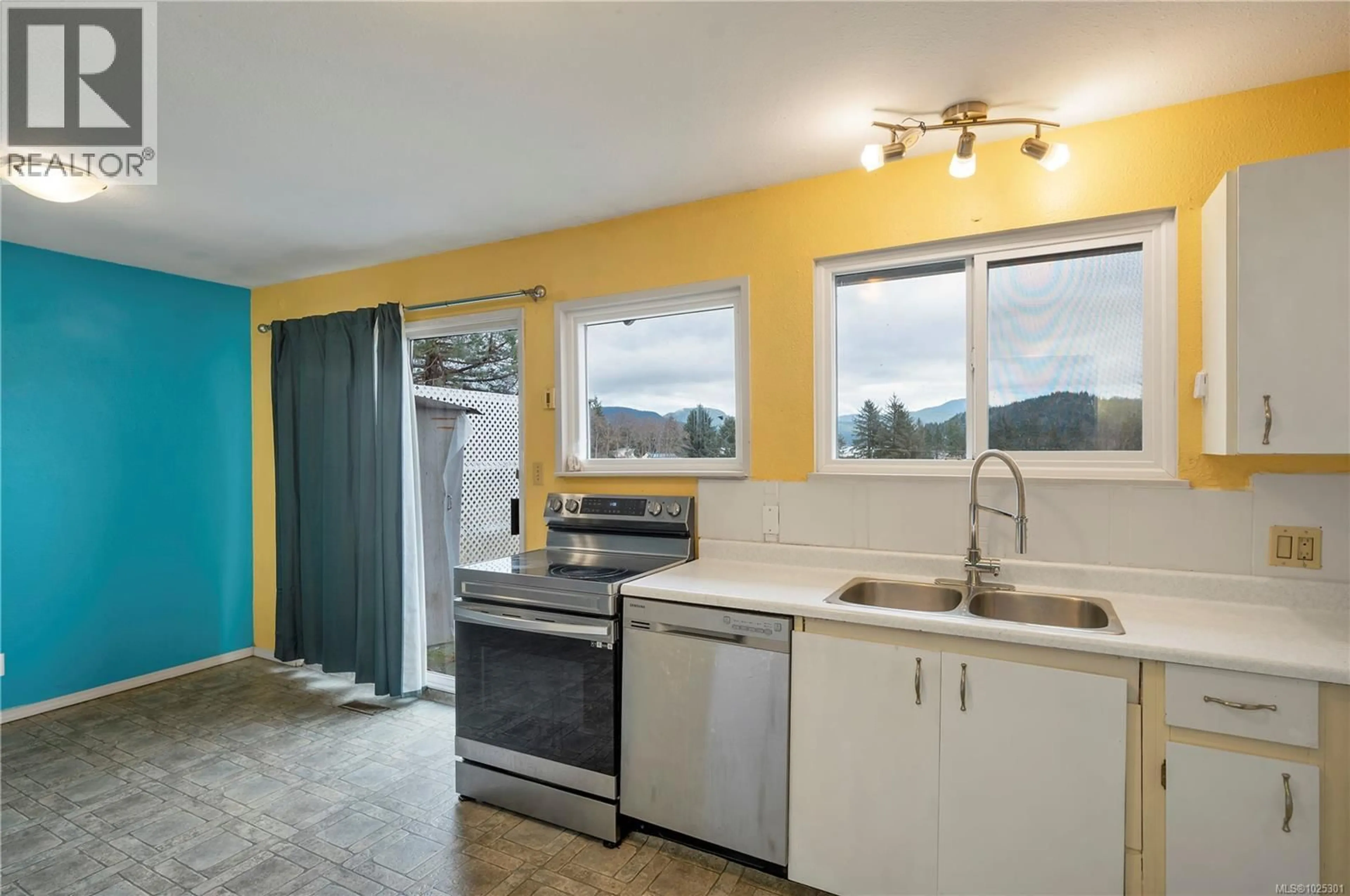 Open concept kitchen, unknown for 431 MACMILLAN DRIVE, Sayward British Columbia V0P1R0