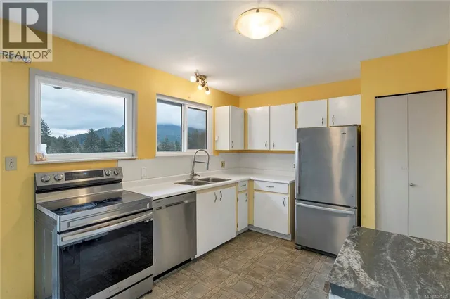 431 MACMILLAN DRIVE, Sayward 3