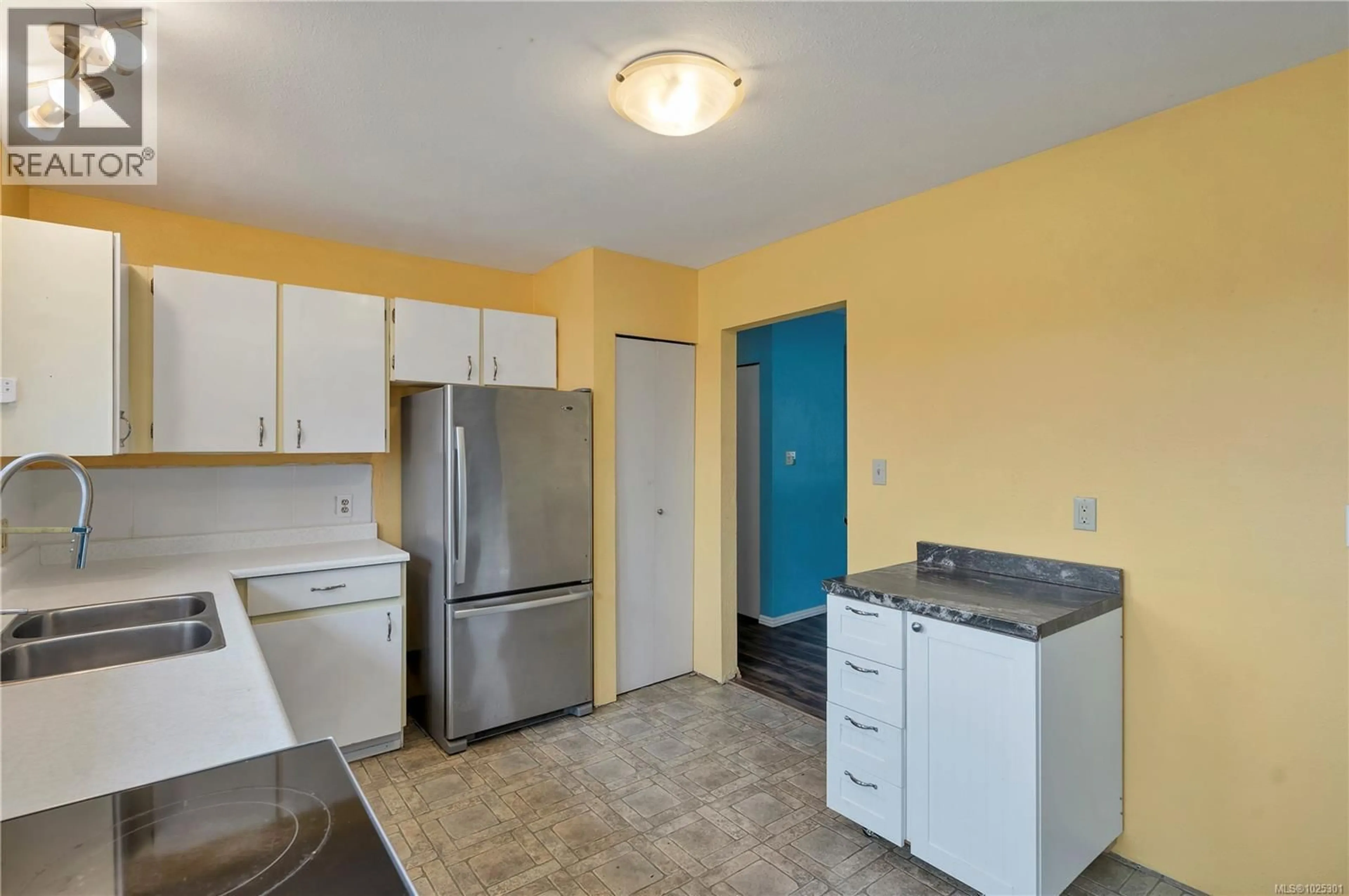 Standard kitchen, ceramic/tile floor for 431 MACMILLAN DRIVE, Sayward British Columbia V0P1R0