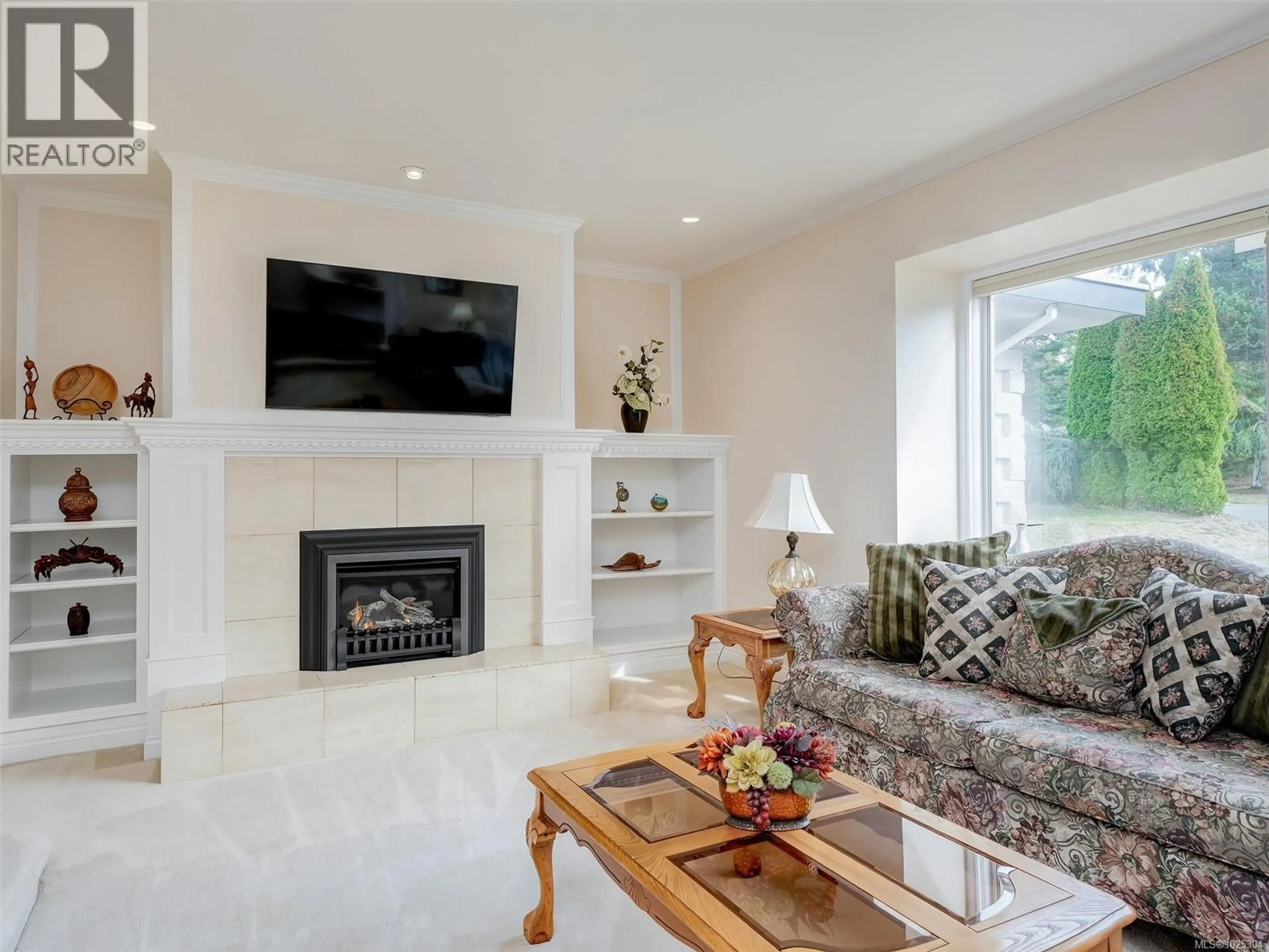 Living room with furniture, ceramic/tile floor for 3914 GIBSON COURT, Saanich British Columbia V8N6E2
