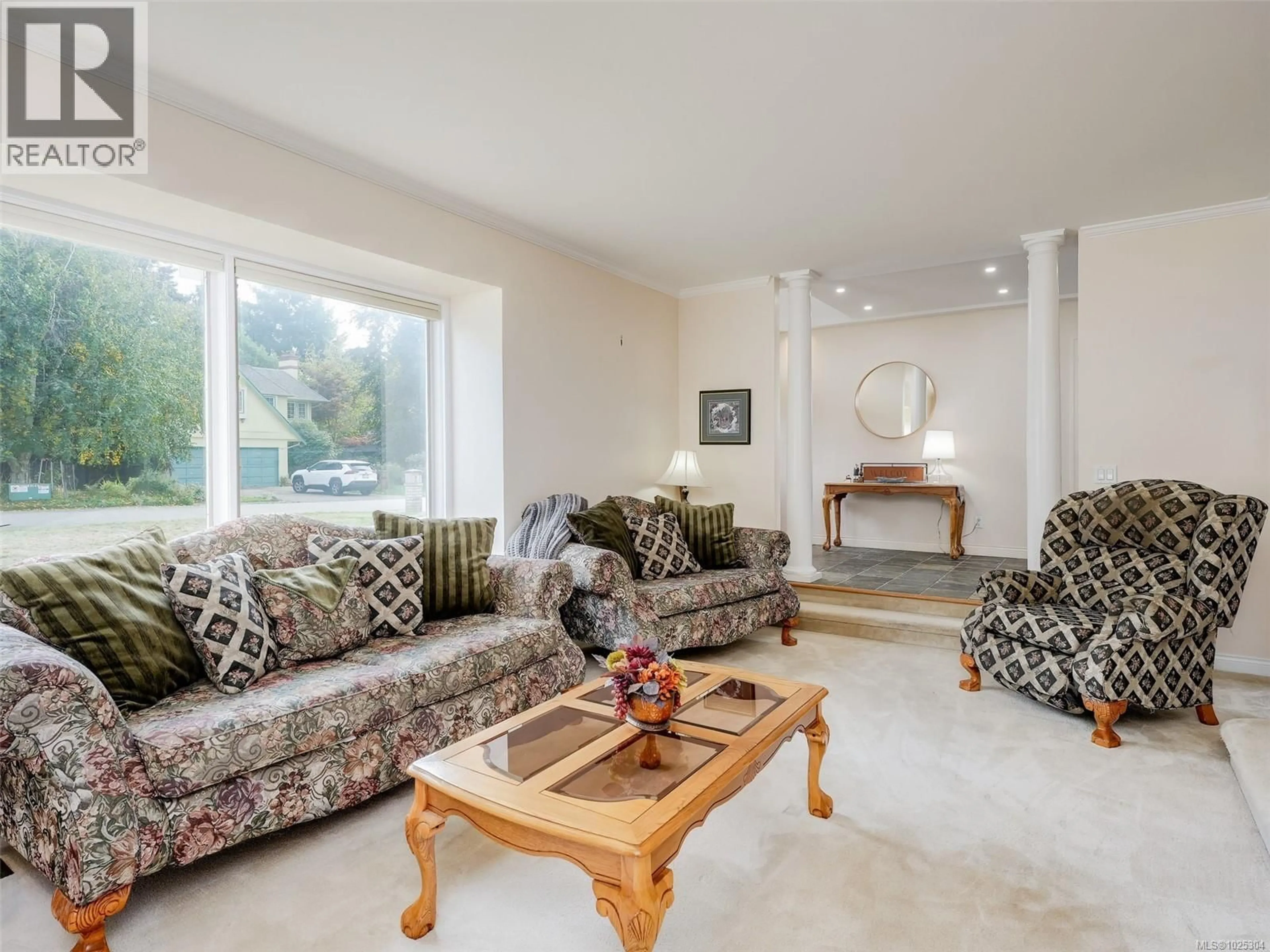 Living room with furniture, unknown for 3914 GIBSON COURT, Saanich British Columbia V8N6E2