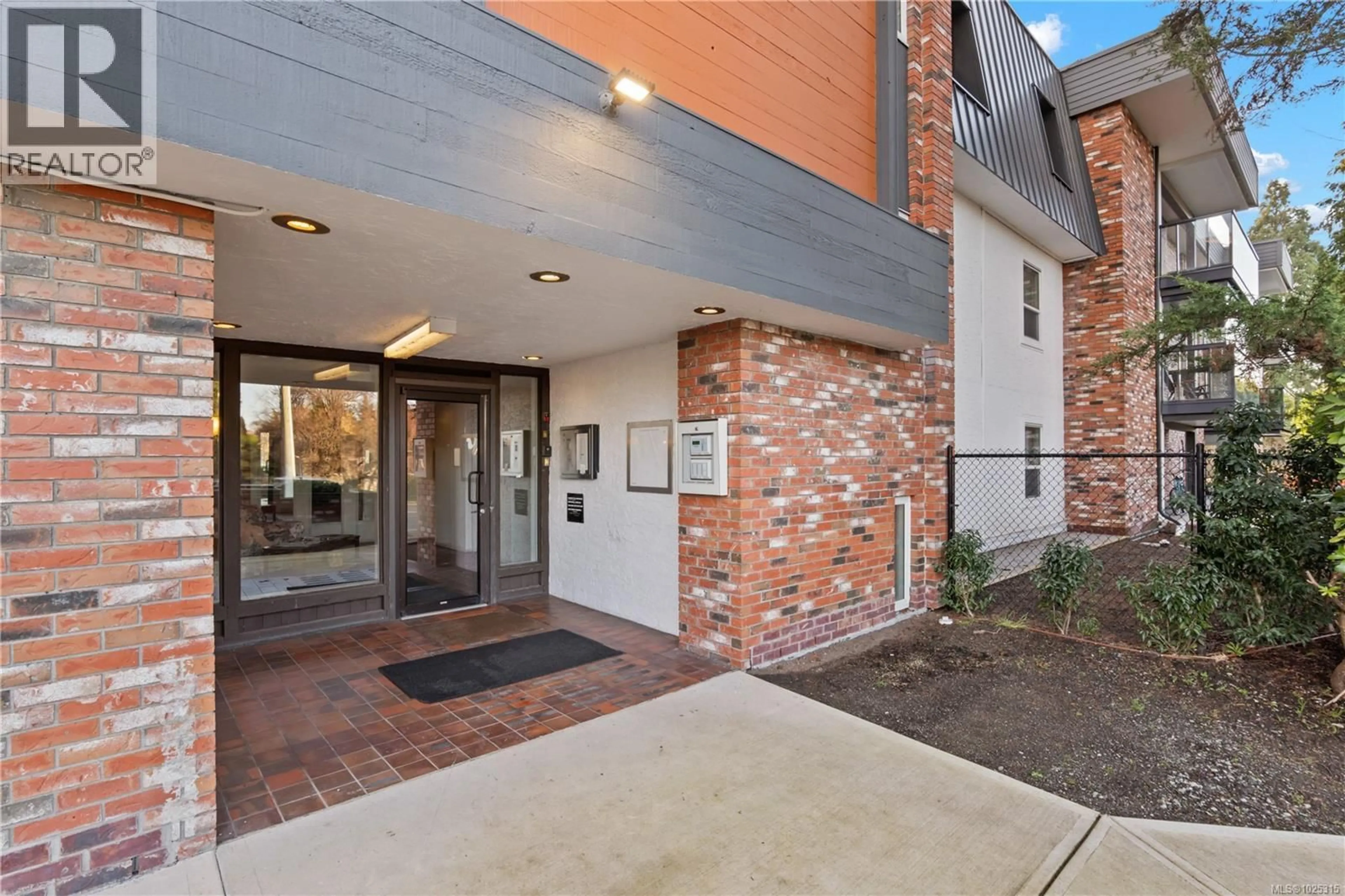 Unknown for 206 - 1725 CEDAR HILL CROSS ROAD, Saanich British Columbia V8P2P8