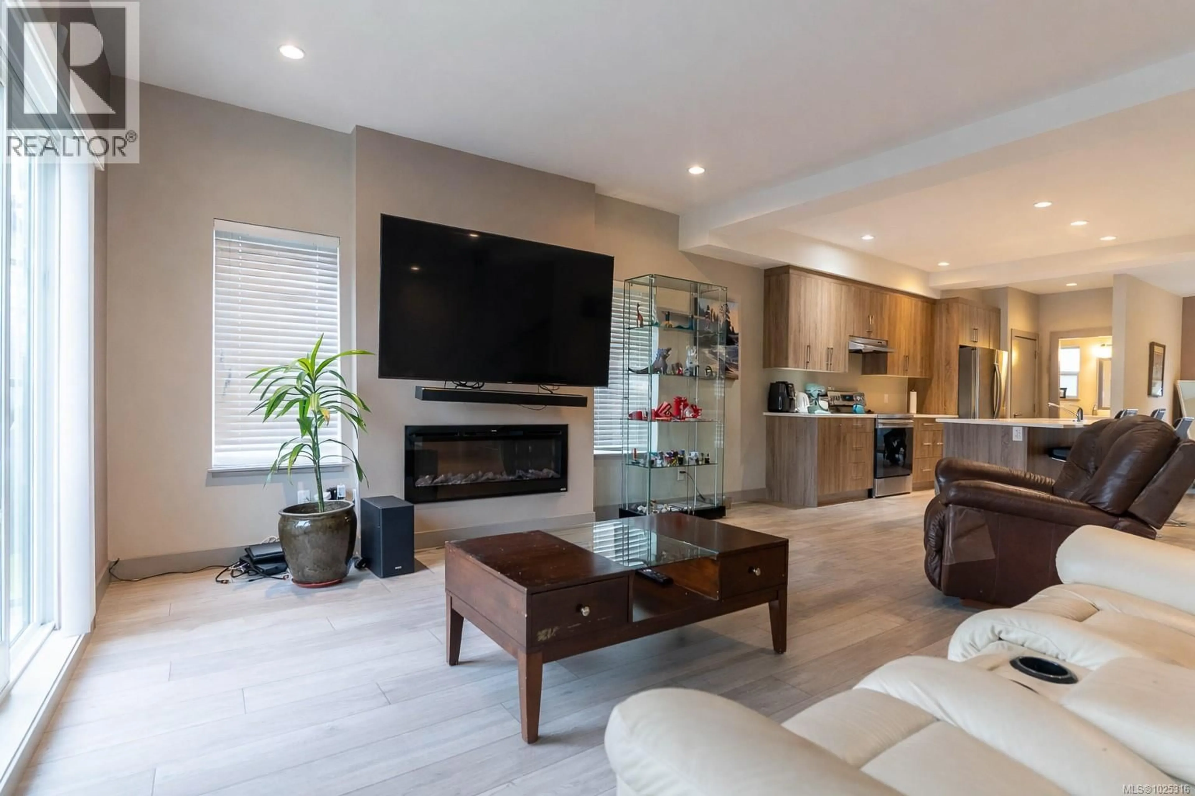 Living room with furniture, unknown for 118 - 687 STRANDLUND AVENUE, Langford British Columbia V9B3G2