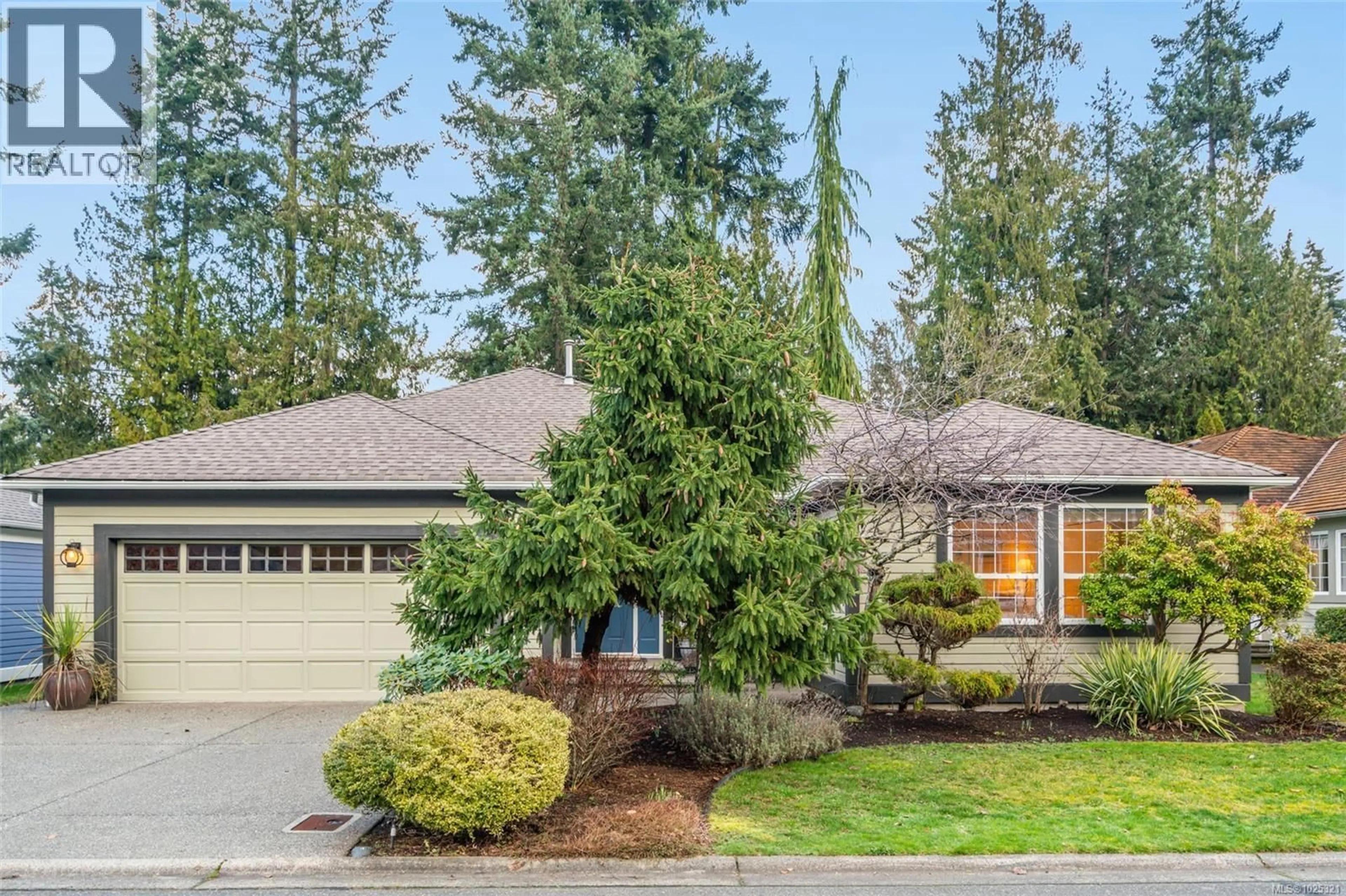 Home with vinyl exterior material, street for 523 SEAWARD WAY, Qualicum Beach British Columbia V9K1T8