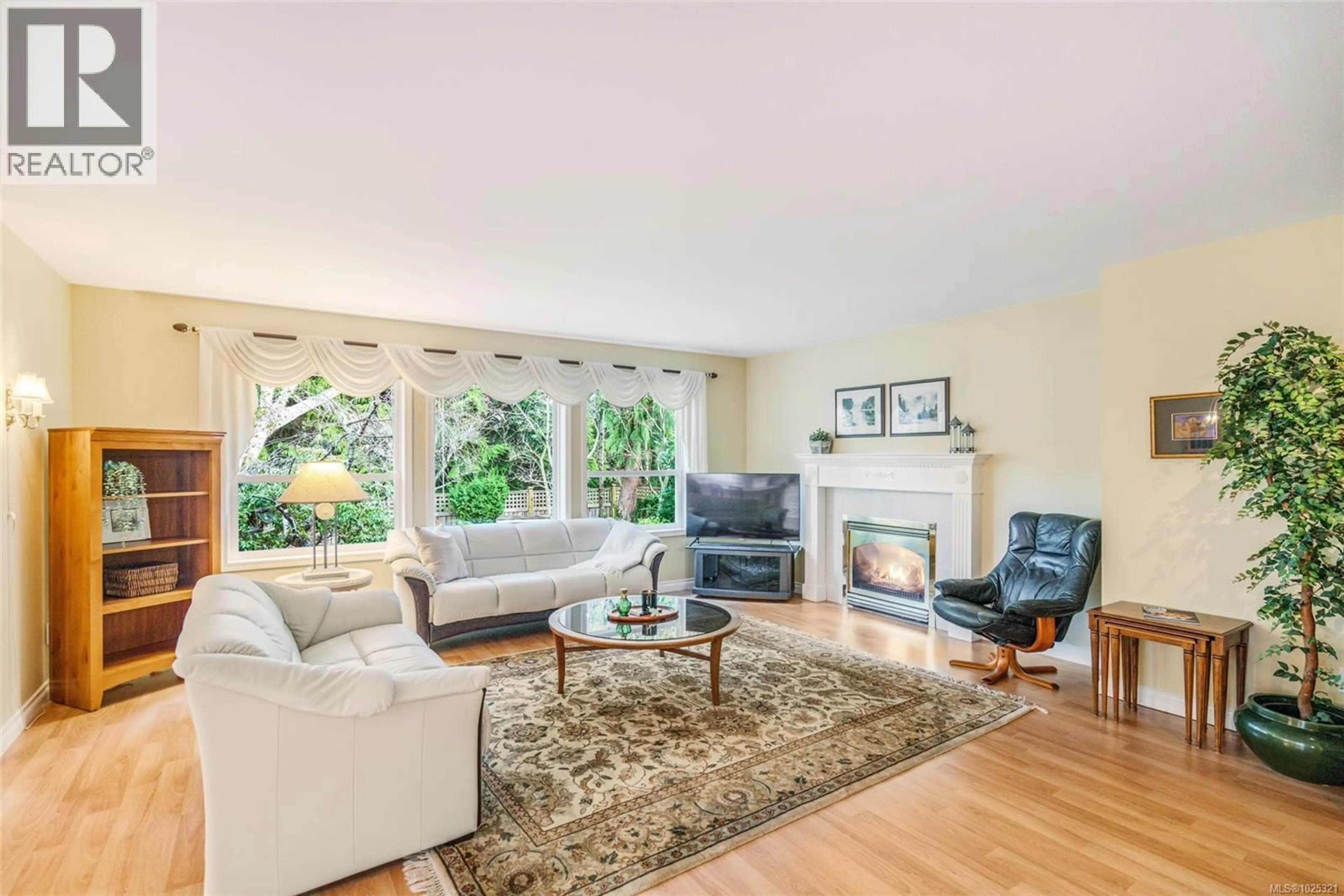 Living room with furniture, unknown for 523 SEAWARD WAY, Qualicum Beach British Columbia V9K1T8