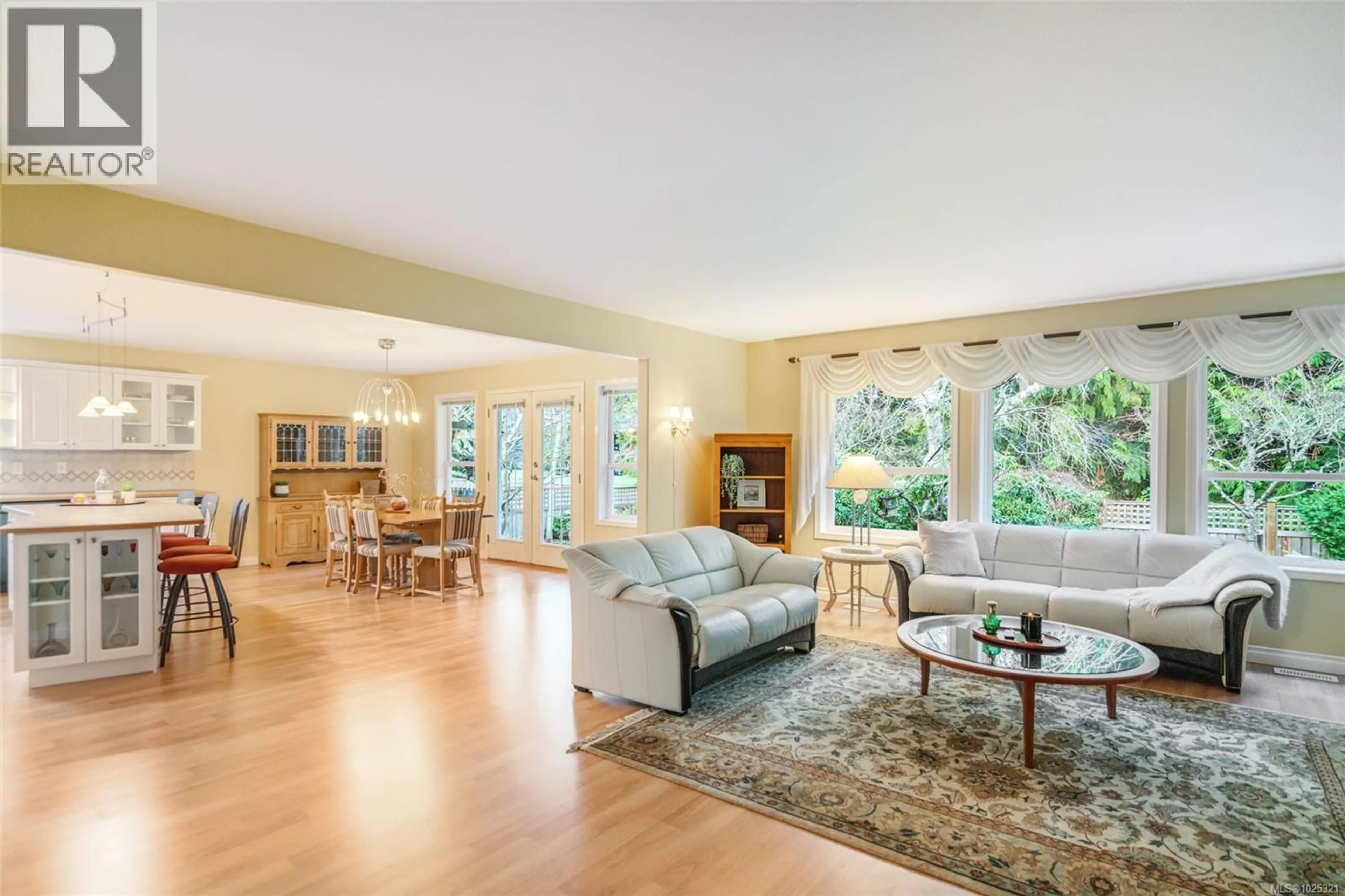 Living room with furniture, unknown for 523 SEAWARD WAY, Qualicum Beach British Columbia V9K1T8