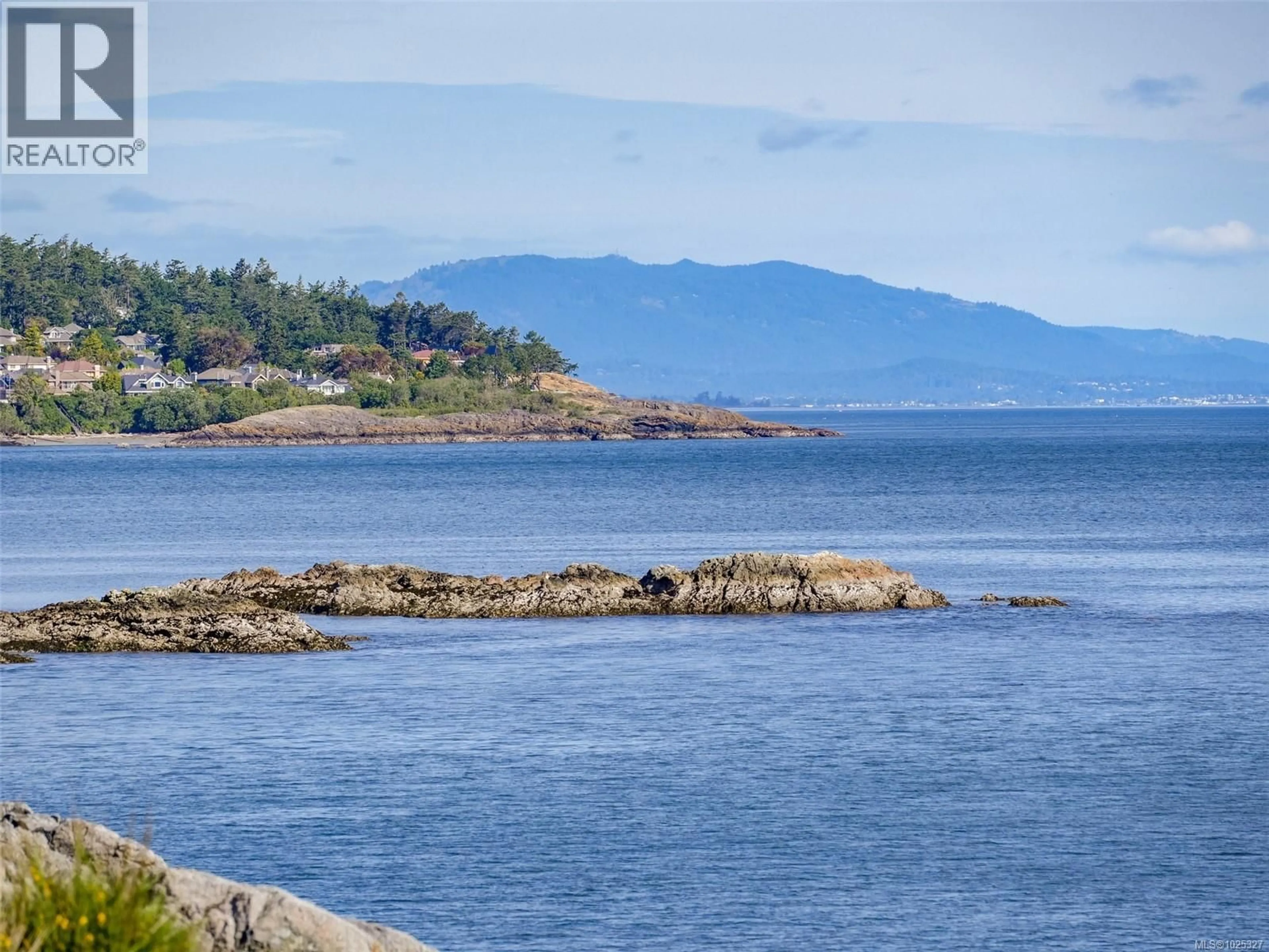 Blurry image for 2550 QUEENSWOOD DRIVE, Saanich British Columbia V8N1X5