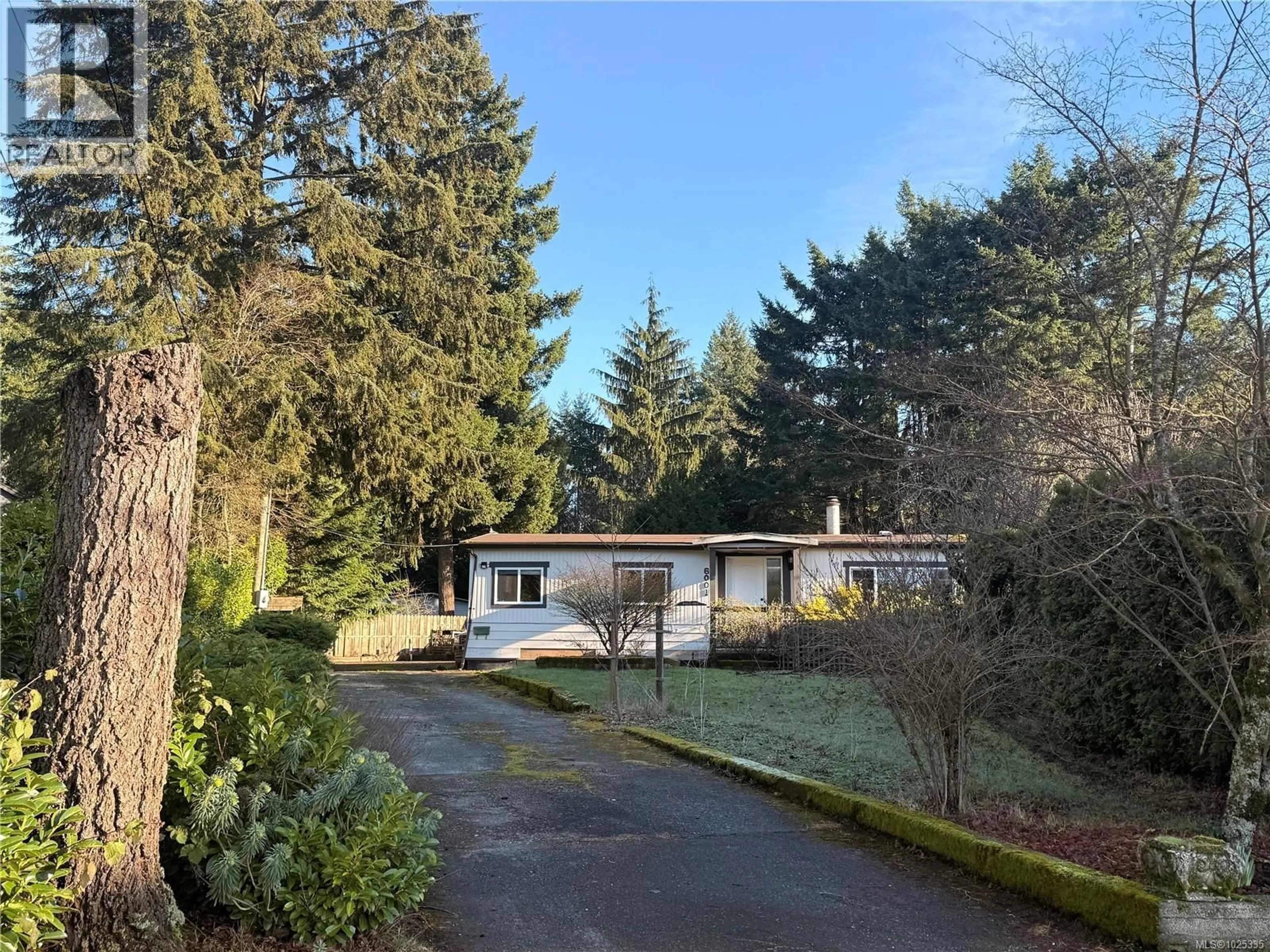 A pic from outside/outdoor area/front of a property/back of a property/a pic from drone, street for 6001 PINE PARK PLACE, Nanaimo British Columbia V9T3L2