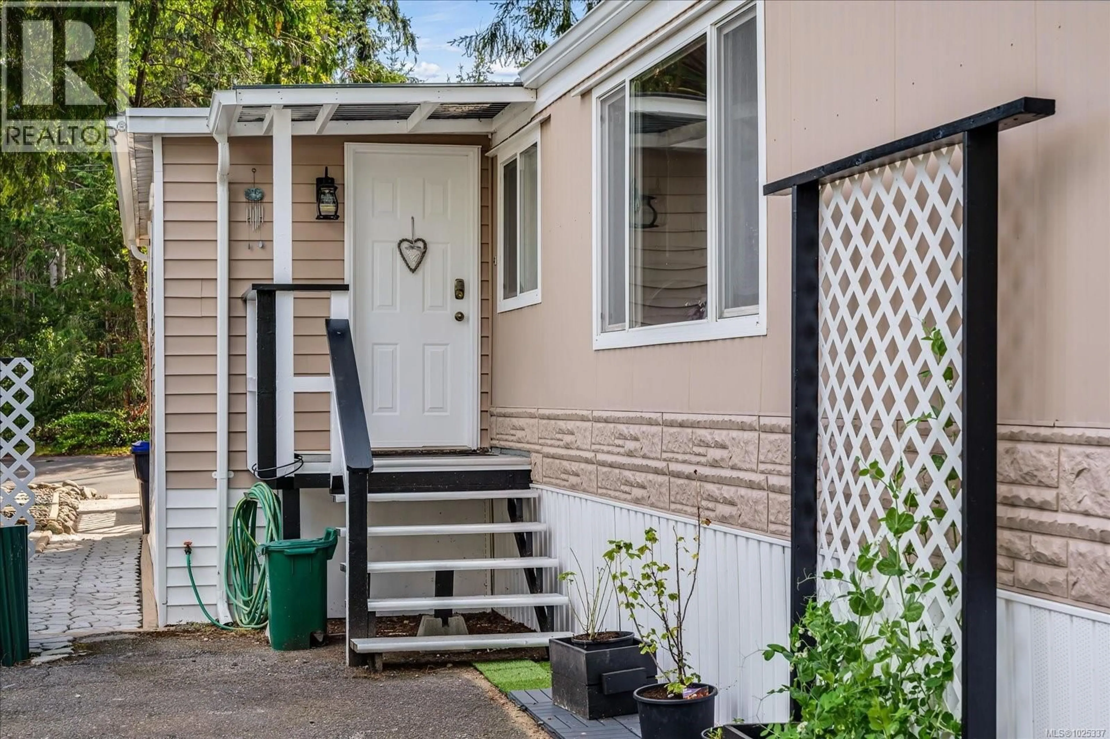 Home with vinyl exterior material, street for 7 - 1247 ARBUTUS ROAD, Parksville British Columbia V9P1R4