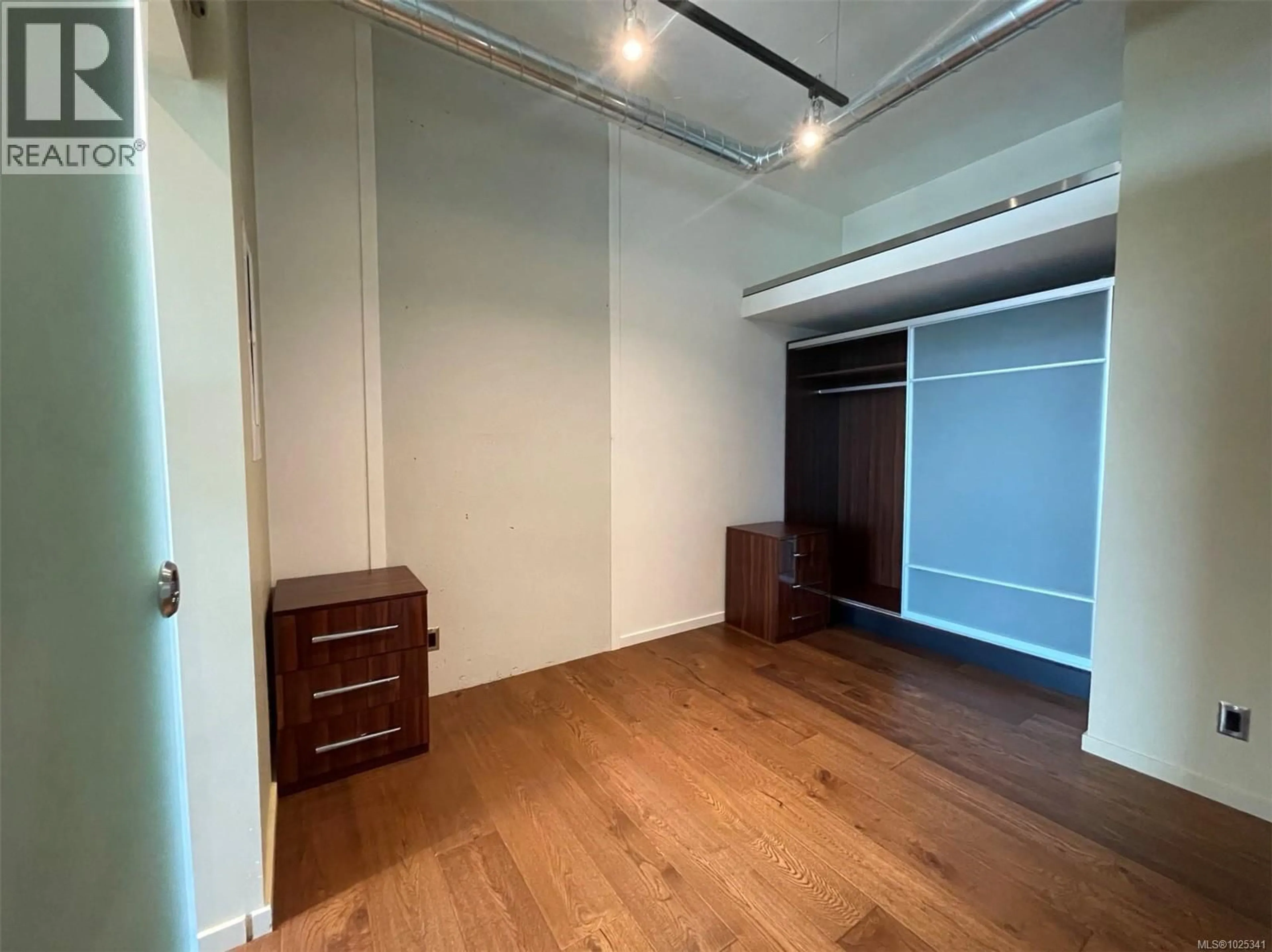 A pic of a room for 818 - 1029 VIEW STREET, Victoria British Columbia V8V4Y3