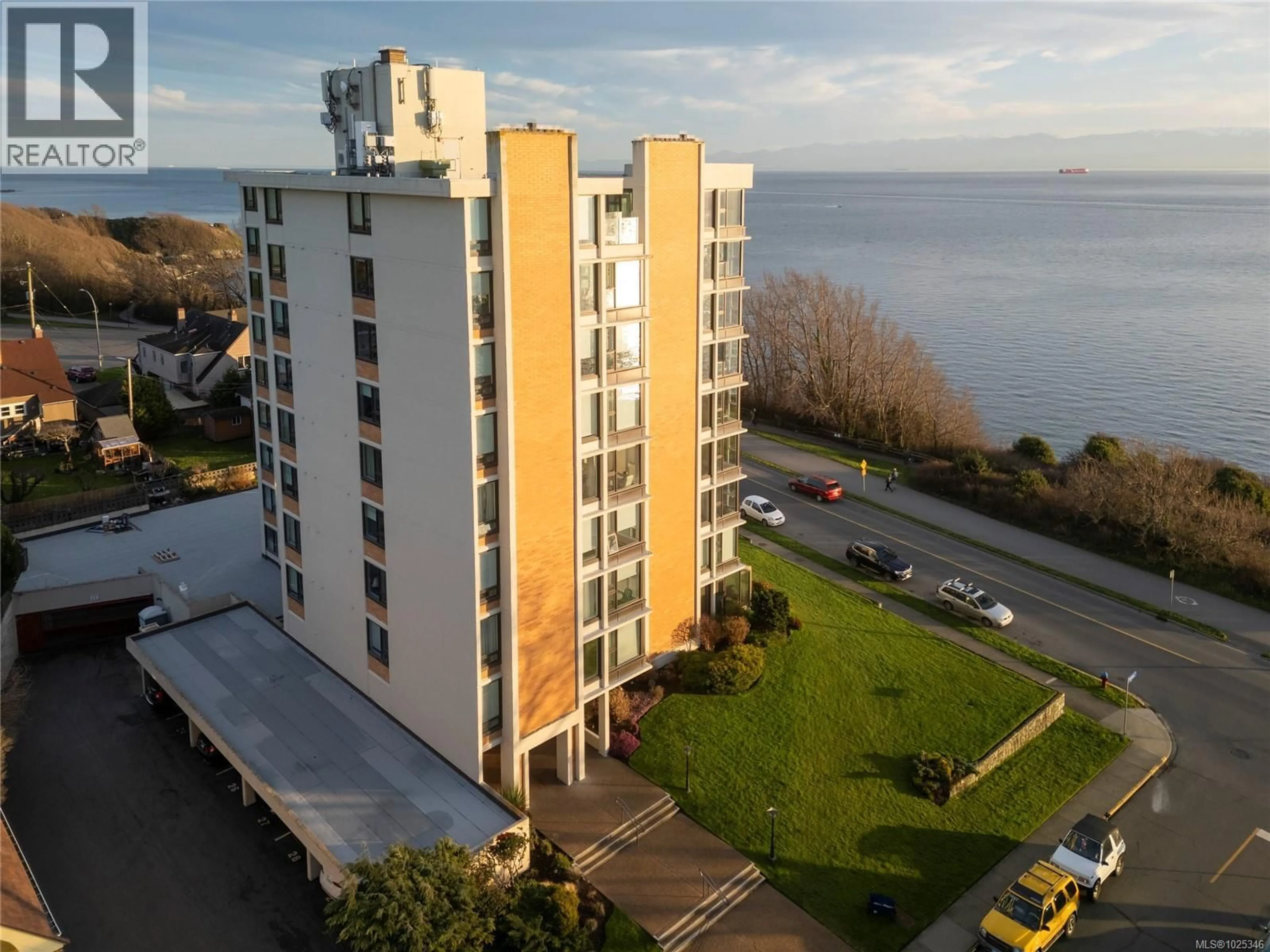A pic from outside/outdoor area/front of a property/back of a property/a pic from drone, water/lake/river/ocean view for 902 - 670 DALLAS ROAD, Victoria British Columbia V8V1B7