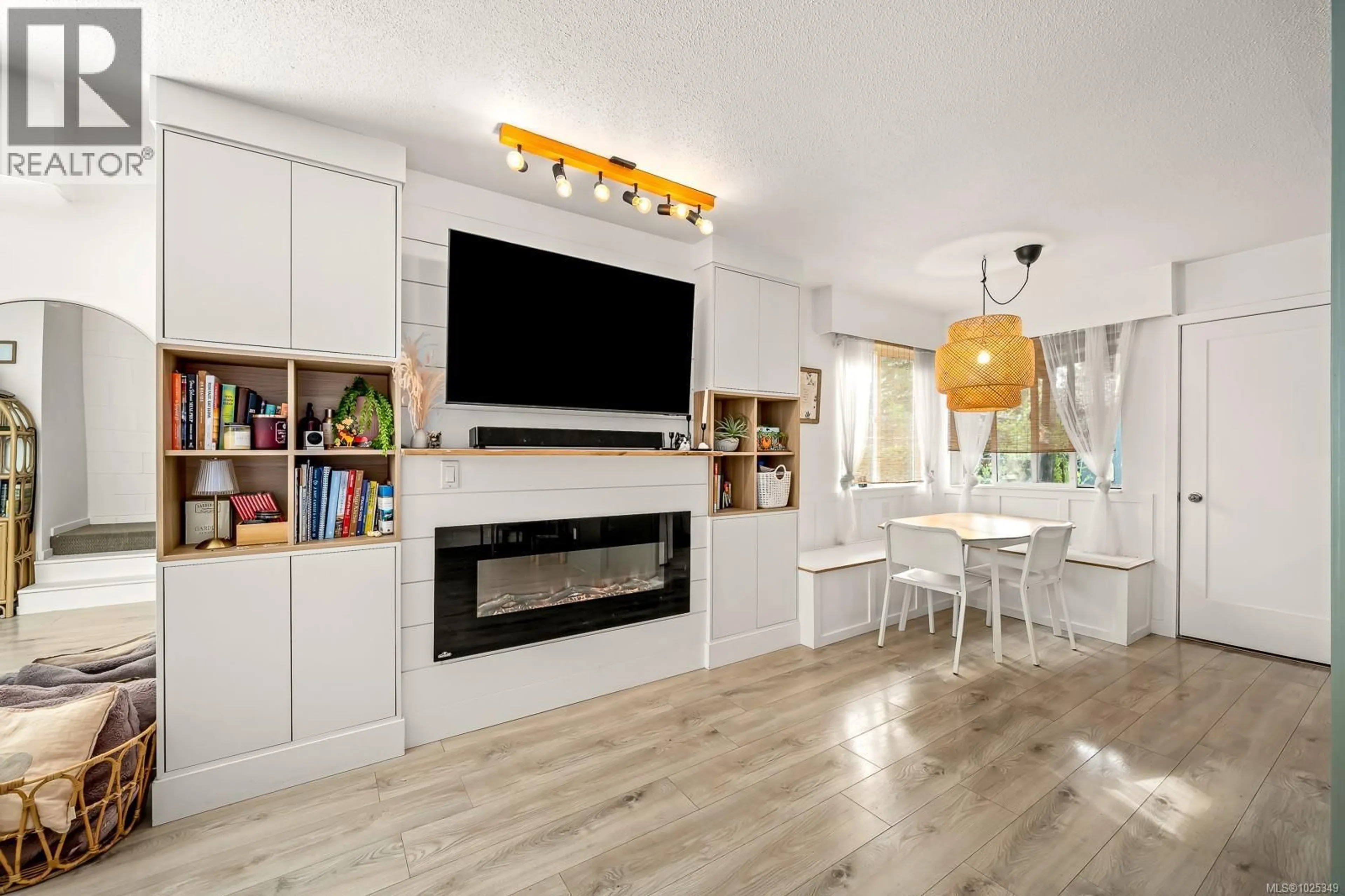 Open concept kitchen, wood/laminate floor for ENGLAND AVENUE, Courtenay British Columbia V9N2P7