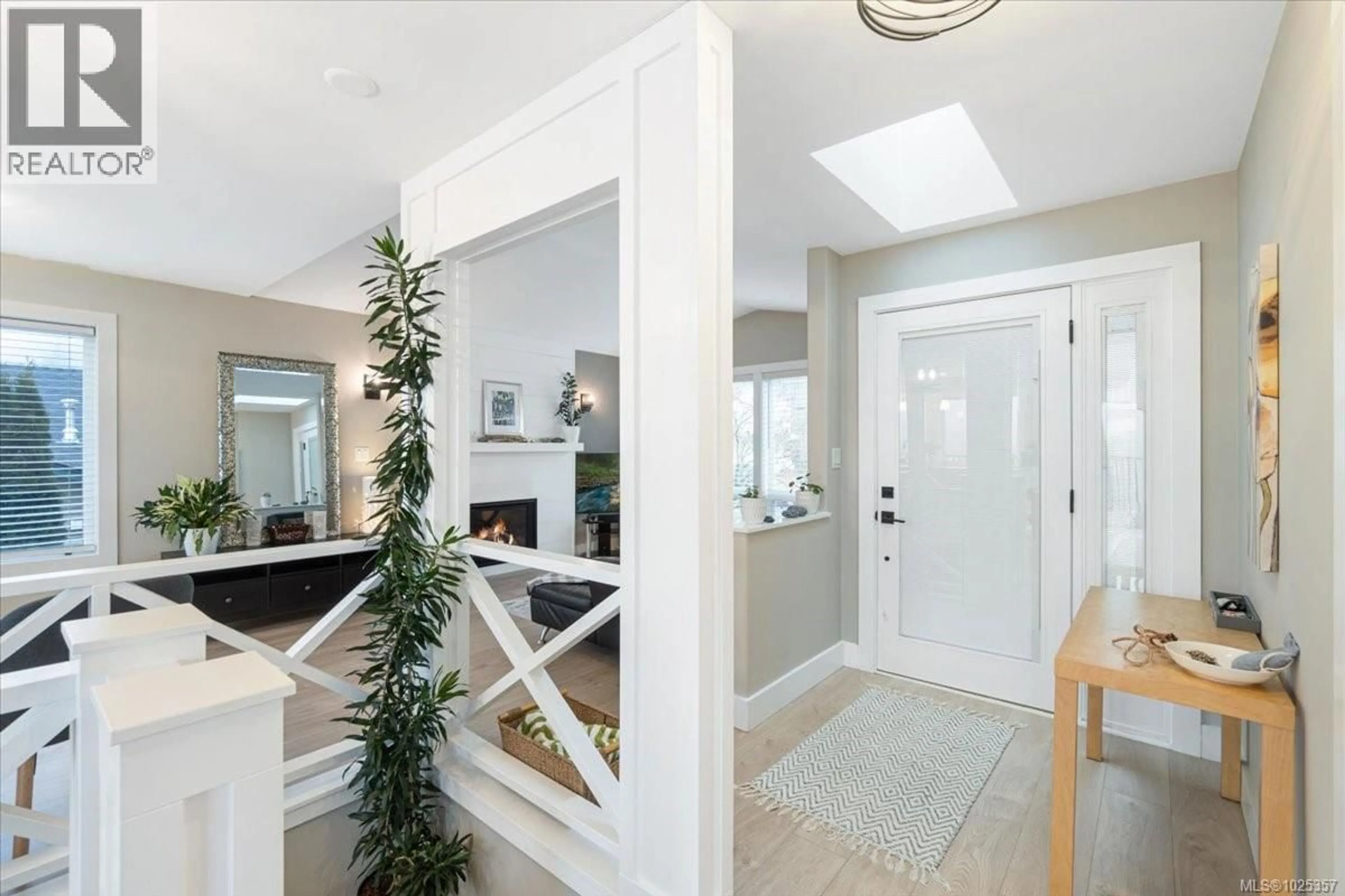 Indoor entryway for 4873 FAIRBROOK CRESCENT, Nanaimo British Columbia V9T6L6